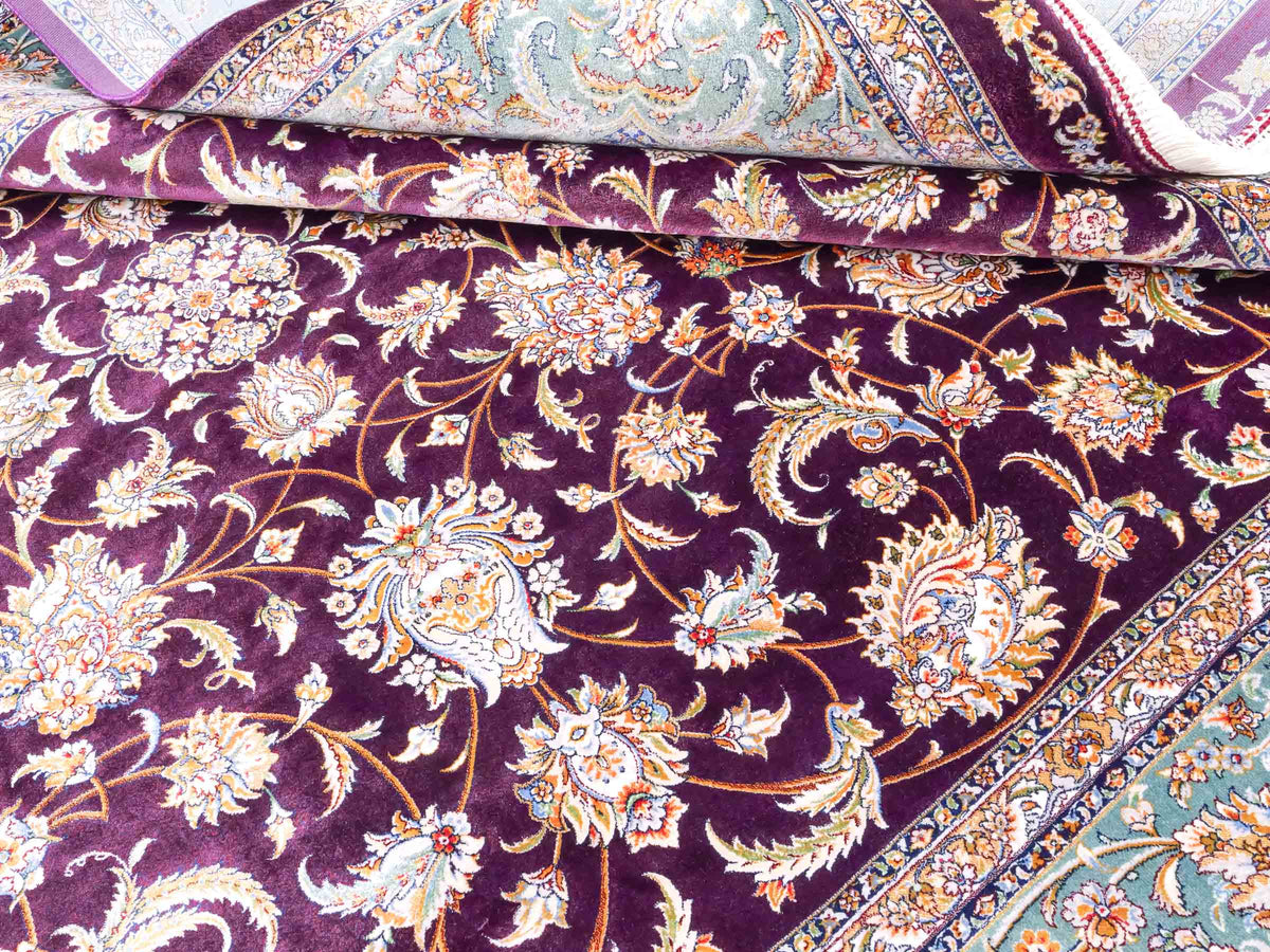 Ghom Maschinenteppich "Afridun" 225 x 150 cm, durchgemustert, aus pflanzlicher Seide (Viskose), Violett-Blau. Teppichnummer: V2AE338H. Persian Luxury Collection by Khademi. Made in Iran / Persia – Vertrieb durch JUPITER Intl.