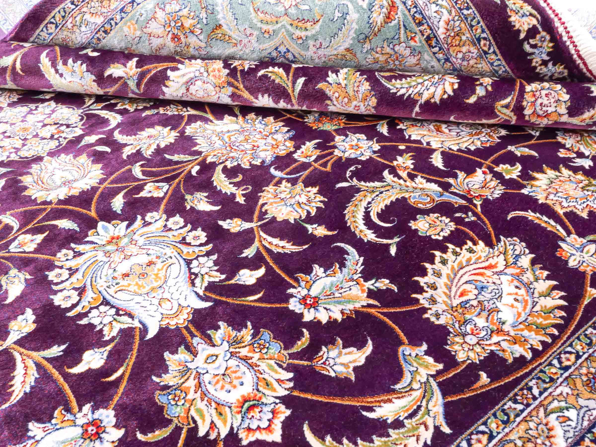 Ghom Maschinenteppich "Afridun" 225 x 150 cm, durchgemustert, aus pflanzlicher Seide (Viskose), Violett-Blau. Teppichnummer: V2AE338H. Persian Luxury Collection by Khademi. Made in Iran / Persia – Vertrieb durch JUPITER Intl.