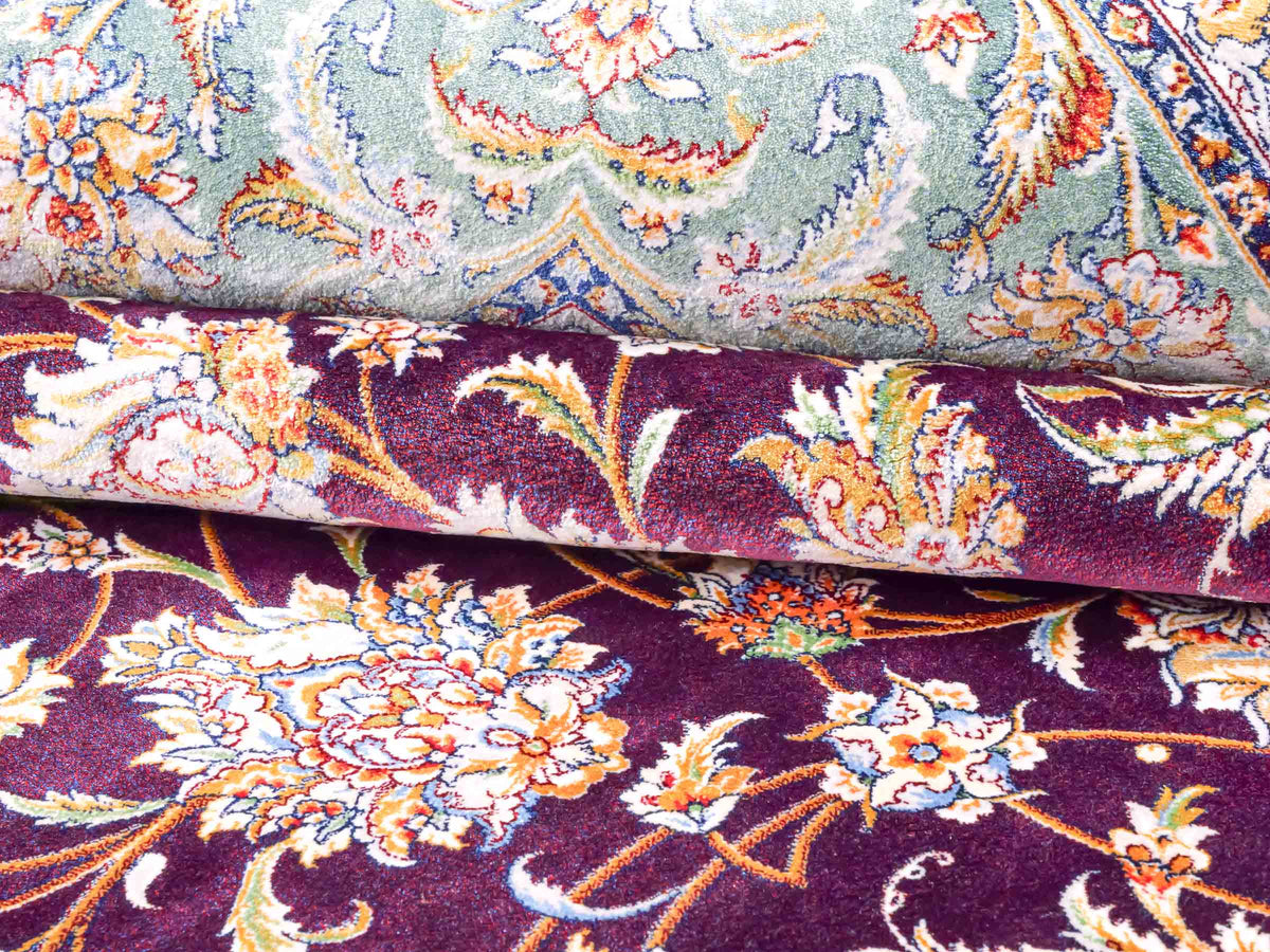 Ghom Maschinenteppich "Afridun" 225 x 150 cm, durchgemustert, aus pflanzlicher Seide (Viskose), Violett-Blau. Teppichnummer: V2AE338H. Persian Luxury Collection by Khademi. Made in Iran / Persia – Vertrieb durch JUPITER Intl.