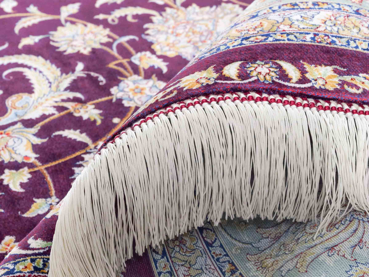 Ghom Maschinenteppich "Afridun" 225 x 150 cm, durchgemustert, aus pflanzlicher Seide (Viskose), Violett-Blau. Teppichnummer: V2AE338H. Persian Luxury Collection by Khademi. Made in Iran / Persia – Vertrieb durch JUPITER Intl.