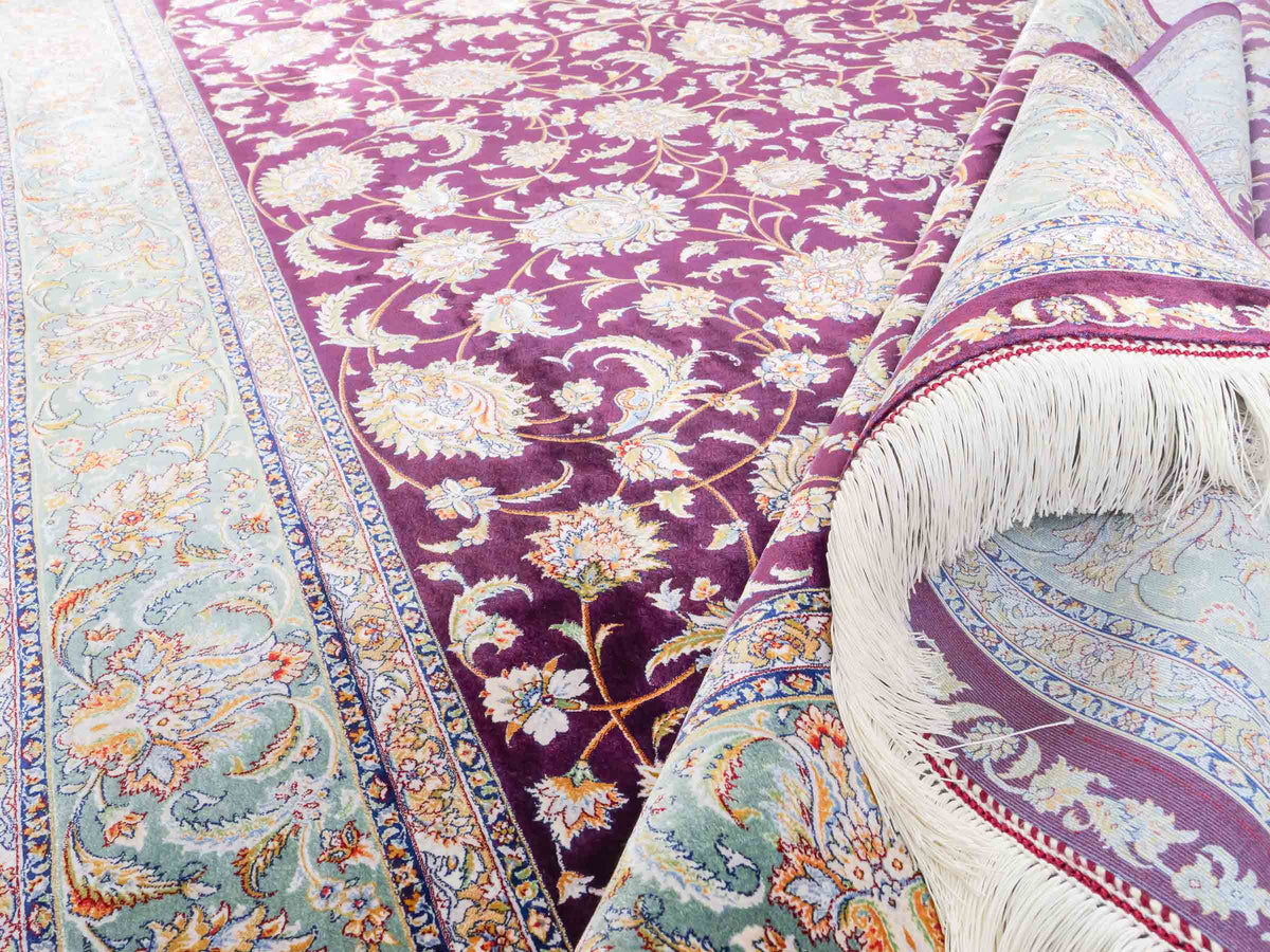 Ghom Maschinenteppich "Afridun" 225 x 150 cm, durchgemustert, aus pflanzlicher Seide (Viskose), Violett-Blau. Teppichnummer: V2AE338H. Persian Luxury Collection by Khademi. Made in Iran / Persia – Vertrieb durch JUPITER Intl.