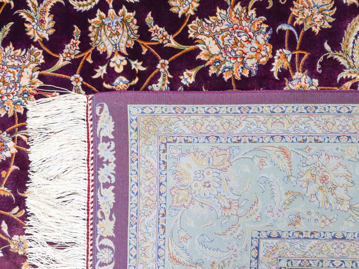 Ghom Maschinenteppich "Afridun" 225 x 150 cm, durchgemustert, aus pflanzlicher Seide (Viskose), Violett-Blau. Teppichnummer: V2AE338H. Persian Luxury Collection by Khademi. Made in Iran / Persia – Vertrieb durch JUPITER Intl.