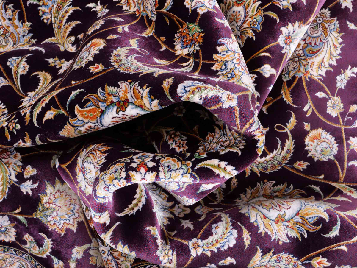 Ghom Maschinenteppich "Afridun" 225 x 150 cm, durchgemustert, aus pflanzlicher Seide (Viskose), Violett-Blau. Teppichnummer: V2AE338H. Persian Luxury Collection by Khademi. Made in Iran / Persia – Vertrieb durch JUPITER Intl.