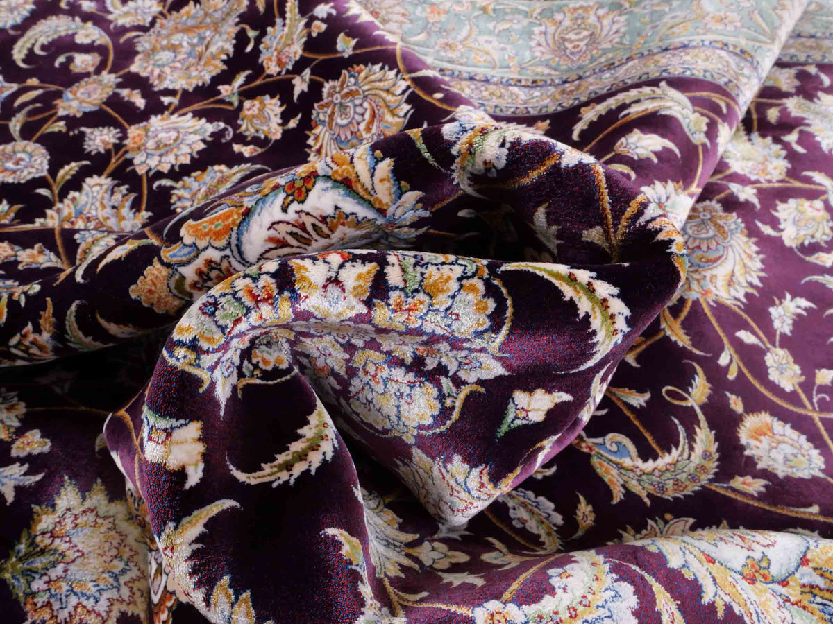 Ghom Maschinenteppich "Afridun" 225 x 150 cm, durchgemustert, aus pflanzlicher Seide (Viskose), Violett-Blau. Teppichnummer: V2AE338H. Persian Luxury Collection by Khademi. Made in Iran / Persia – Vertrieb durch JUPITER Intl.