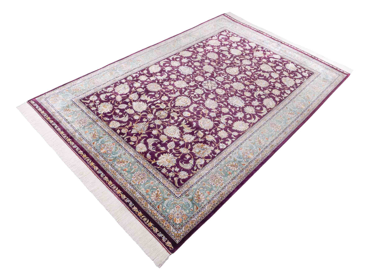Ghom Maschinenteppich "Afridun" 225 x 150 cm, durchgemustert, aus pflanzlicher Seide (Viskose), Violett-Blau. Teppichnummer: V2AE338H. Persian Luxury Collection by Khademi. Made in Iran / Persia – Vertrieb durch JUPITER Intl.