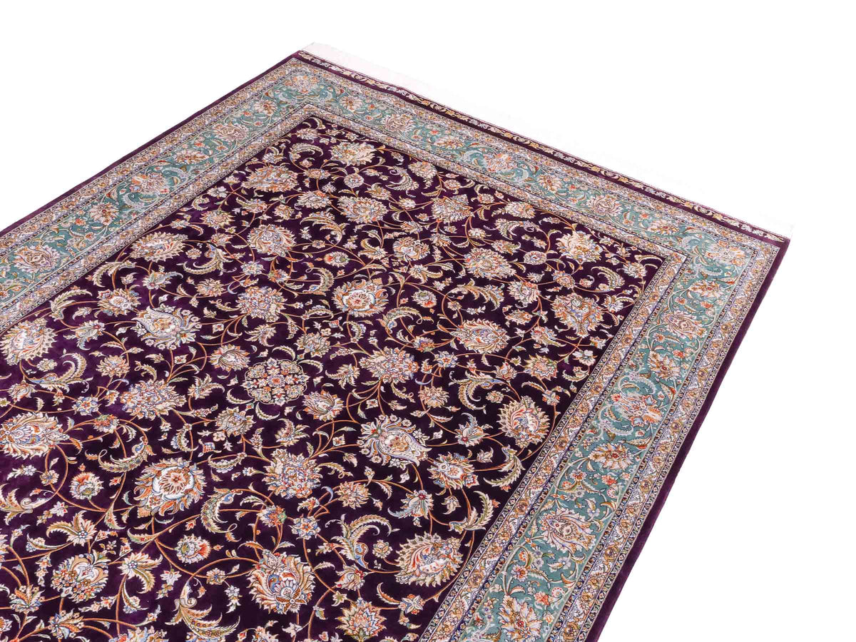Ghom Maschinenteppich "Afridun" 225 x 150 cm, durchgemustert, aus pflanzlicher Seide (Viskose), Violett-Blau. Teppichnummer: V2AE338H. Persian Luxury Collection by Khademi. Made in Iran / Persia – Vertrieb durch JUPITER Intl.