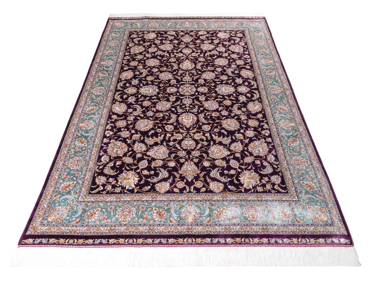 Ghom Maschinenteppich "Afridun" 225 x 150 cm, durchgemustert, aus pflanzlicher Seide (Viskose), Violett-Blau. Teppichnummer: V2AE338H. Persian Luxury Collection by Khademi. Made in Iran / Persia – Vertrieb durch JUPITER Intl.