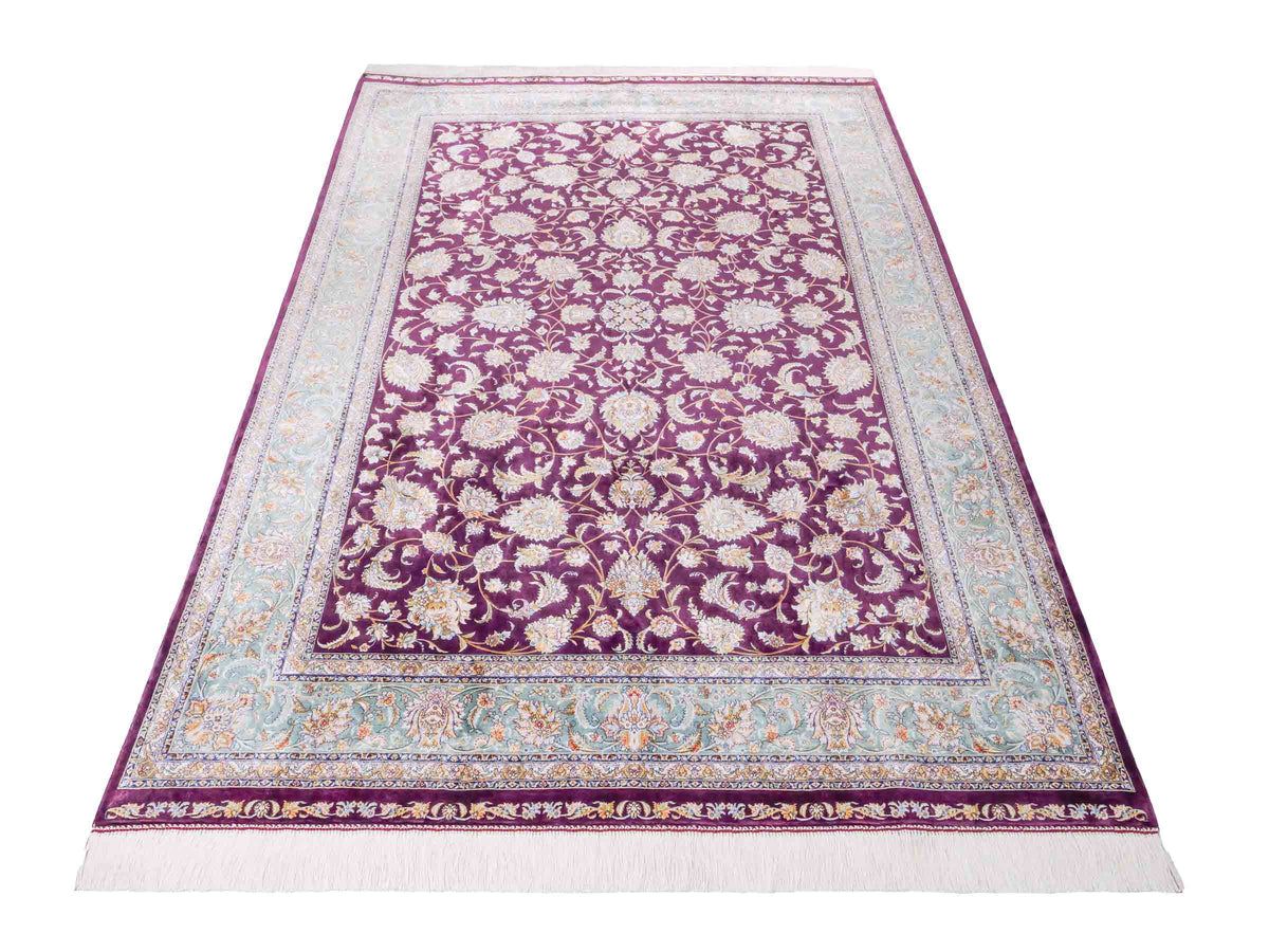 Ghom Maschinenteppich "Afridun" 225 x 150 cm, durchgemustert, aus pflanzlicher Seide (Viskose), Violett-Blau. Teppichnummer: V2AE338H. Persian Luxury Collection by Khademi. Made in Iran / Persia – Vertrieb durch JUPITER Intl.