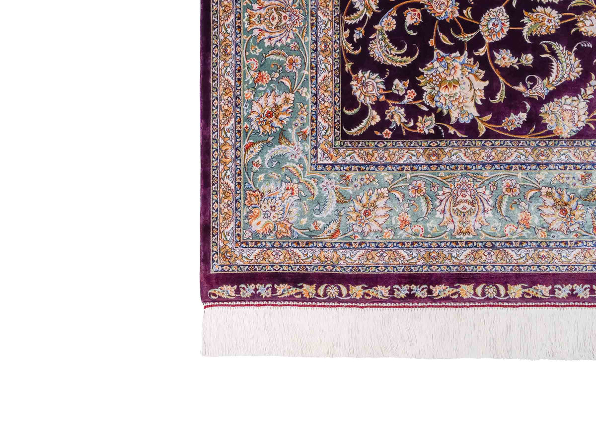 Ghom Maschinenteppich "Afridun" 225 x 150 cm, durchgemustert, aus pflanzlicher Seide (Viskose), Violett-Blau. Teppichnummer: V2AE338H. Persian Luxury Collection by Khademi. Made in Iran / Persia – Vertrieb durch JUPITER Intl.