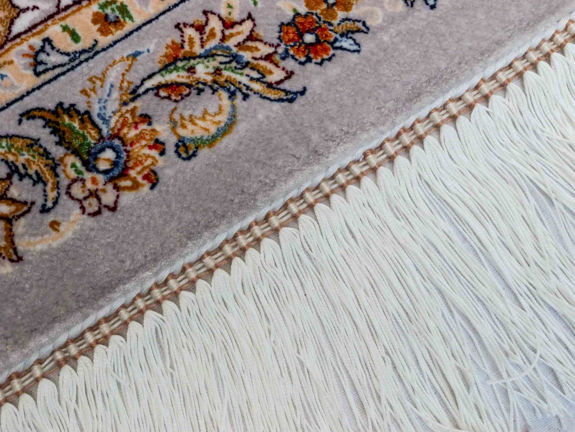 Ghom Maschinenteppich "Afridun" 300 x 200 cm aus pflanzlicher Seide (Viskose) mit Allover-Design, Silber-Grau. Teppichnummer: V2SV600H. Persian Luxury Collection by Khademi. Made in Iran / Persia – Vertrieb durch JUPITER Intl.