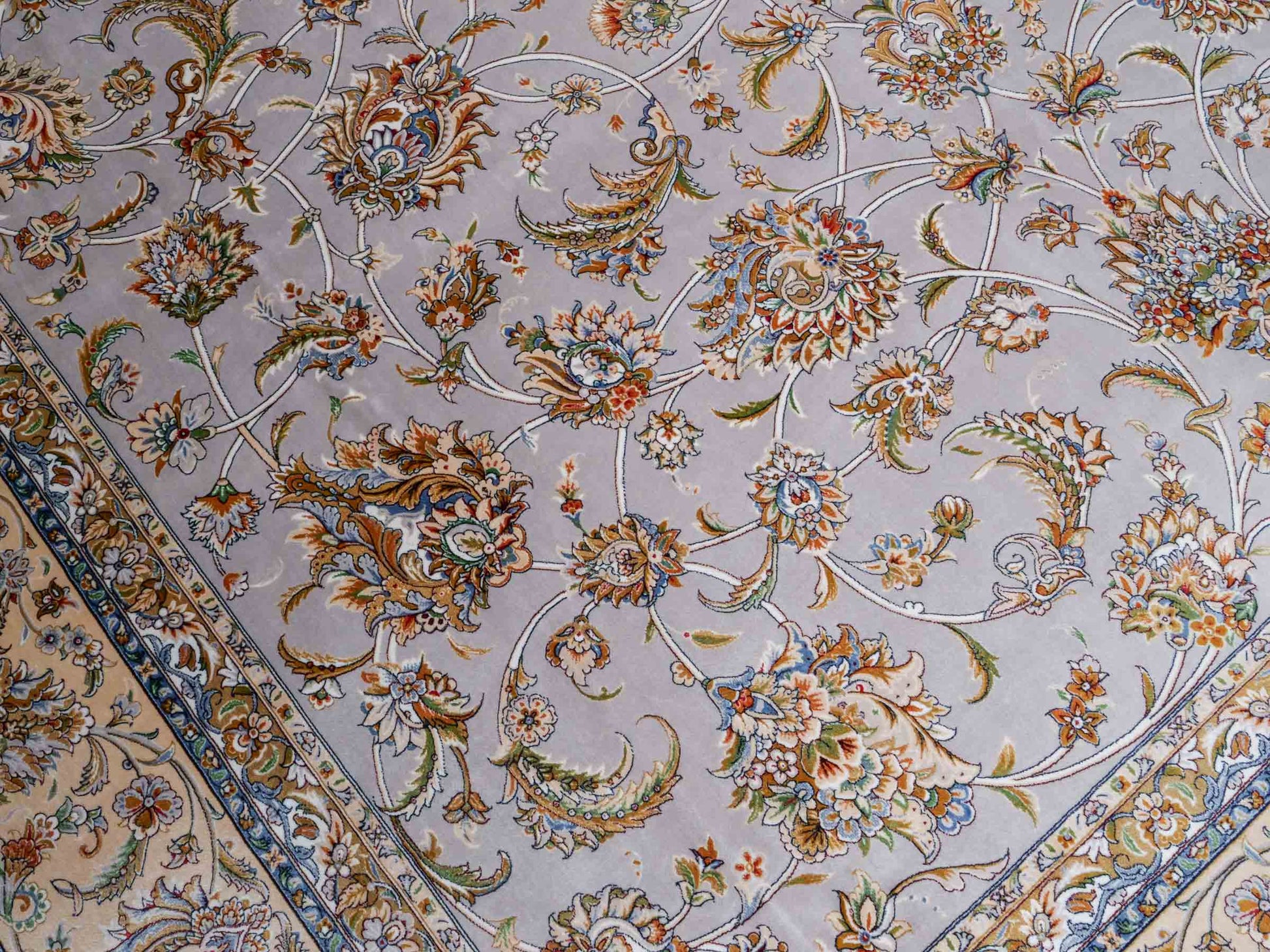Ghom Maschinenteppich "Afridun" 300 x 200 cm aus pflanzlicher Seide (Viskose) mit Allover-Design, Silber-Grau. Teppichnummer: V2SV600H. Persian Luxury Collection by Khademi. Made in Iran / Persia – Vertrieb durch JUPITER Intl.