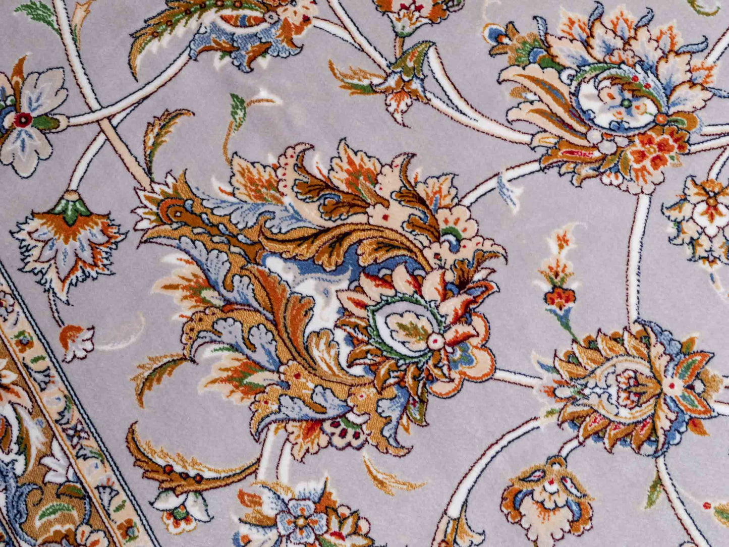 Ghom Maschinenteppich "Afridun" 300 x 200 cm aus pflanzlicher Seide (Viskose) mit Allover-Design, Silber-Grau. Teppichnummer: V2SV600H. Persian Luxury Collection by Khademi. Made in Iran / Persia – Vertrieb durch JUPITER Intl.