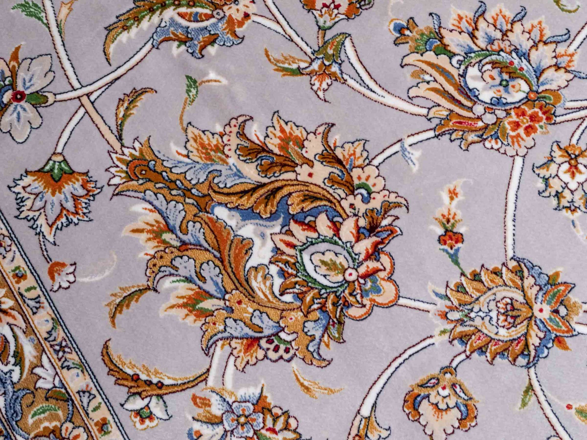Ghom Maschinenteppich "Afridun" 300 x 200 cm aus pflanzlicher Seide (Viskose) mit Allover-Design, Silber-Grau. Teppichnummer: V2SV600H. Persian Luxury Collection by Khademi. Made in Iran / Persia – Vertrieb durch JUPITER Intl.