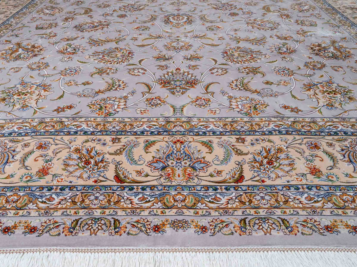 Ghom Maschinenteppich "Afridun" 300 x 200 cm aus pflanzlicher Seide (Viskose) mit Allover-Design, Silber-Grau. Teppichnummer: V2SV600H. Persian Luxury Collection by Khademi. Made in Iran / Persia – Vertrieb durch JUPITER Intl.