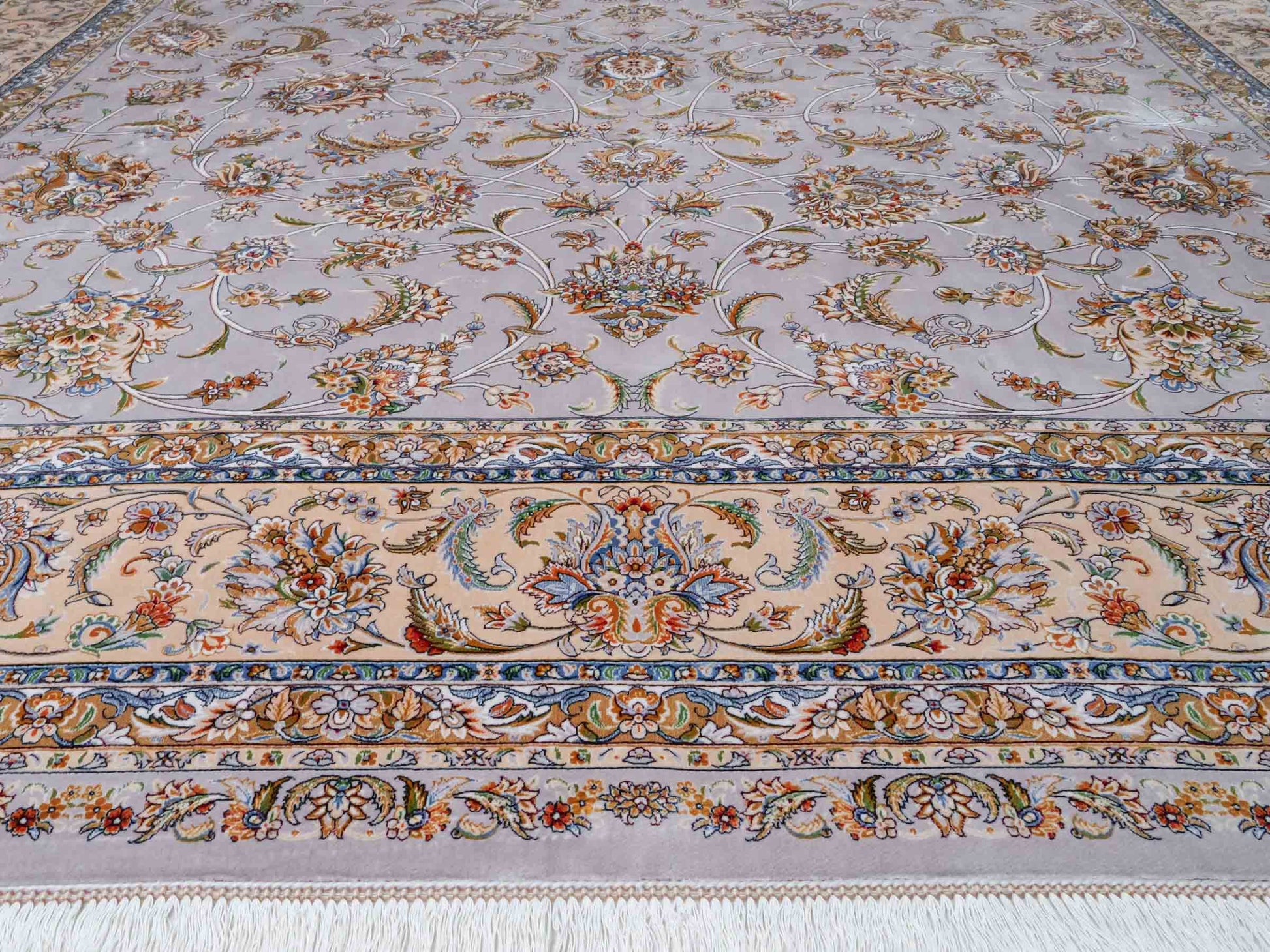 Ghom Maschinenteppich "Afridun" 300 x 200 cm aus pflanzlicher Seide (Viskose) mit Allover-Design, Silber-Grau. Teppichnummer: V2SV600H. Persian Luxury Collection by Khademi. Made in Iran / Persia – Vertrieb durch JUPITER Intl.
