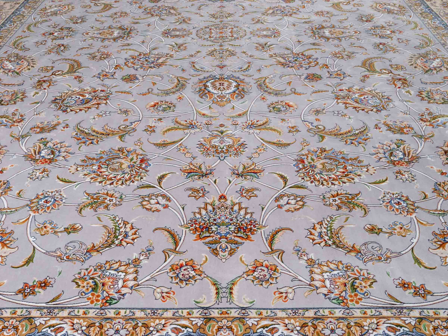 Ghom Maschinenteppich "Afridun" 300 x 200 cm aus pflanzlicher Seide (Viskose) mit Allover-Design, Silber-Grau. Teppichnummer: V2SV600H. Persian Luxury Collection by Khademi. Made in Iran / Persia – Vertrieb durch JUPITER Intl.