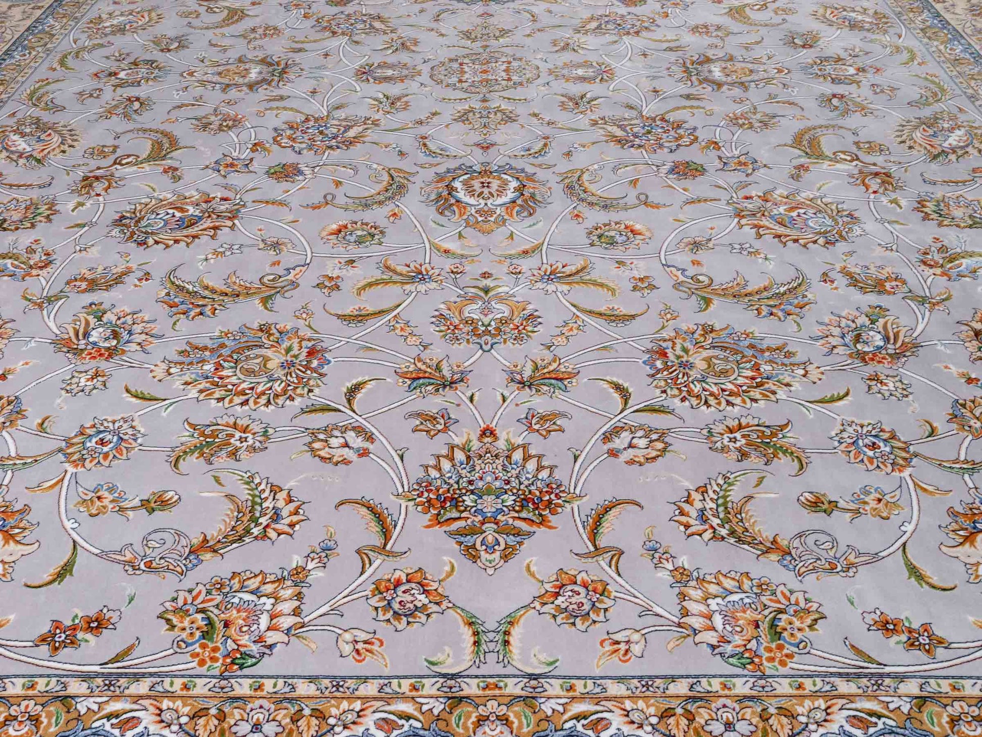Ghom Maschinenteppich "Afridun" 300 x 200 cm aus pflanzlicher Seide (Viskose) mit Allover-Design, Silber-Grau. Teppichnummer: V2SV600H. Persian Luxury Collection by Khademi. Made in Iran / Persia – Vertrieb durch JUPITER Intl.