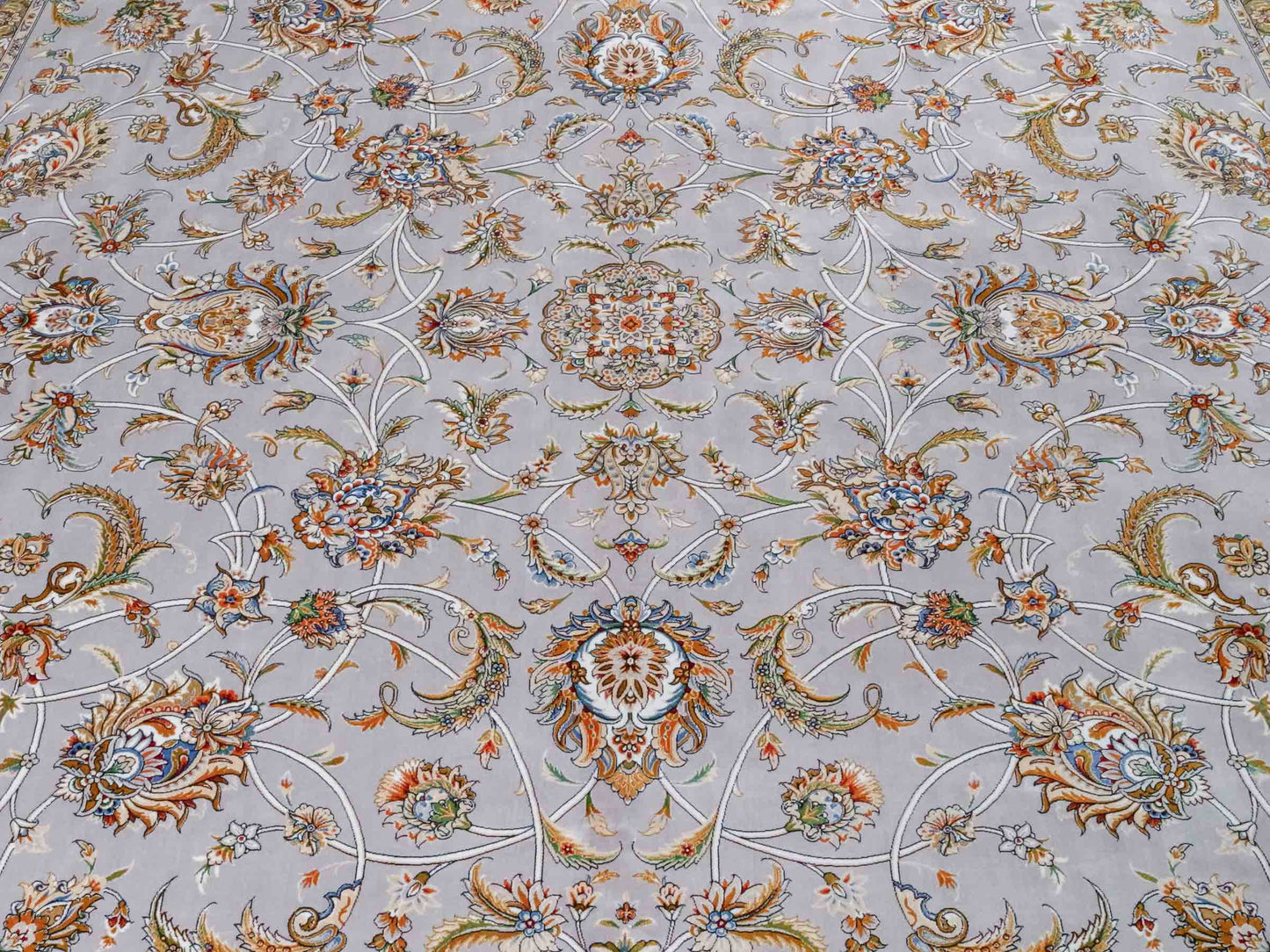 Ghom Maschinenteppich "Afridun" 300 x 200 cm aus pflanzlicher Seide (Viskose) mit Allover-Design, Silber-Grau. Teppichnummer: V2SV600H. Persian Luxury Collection by Khademi. Made in Iran / Persia – Vertrieb durch JUPITER Intl.
