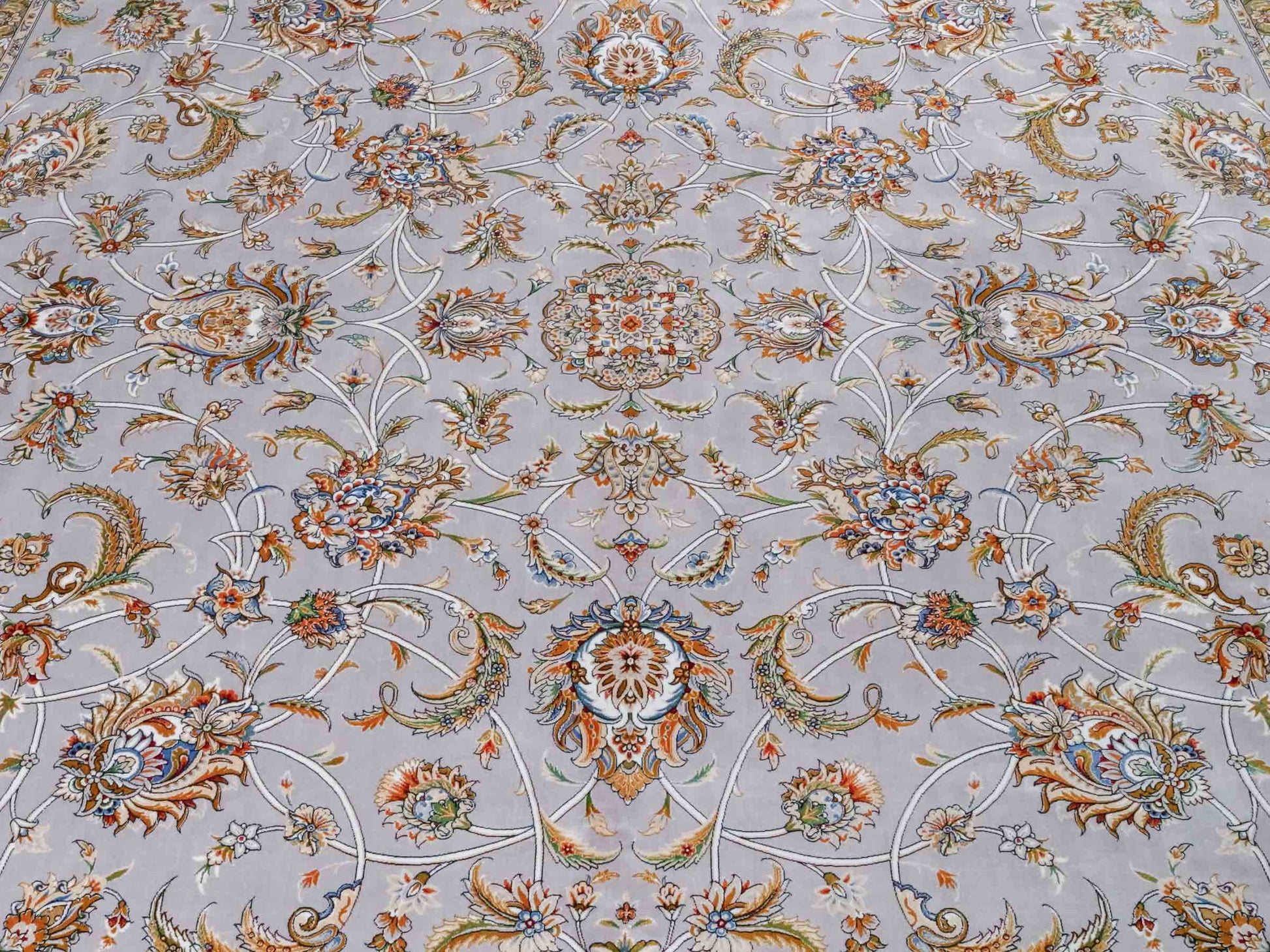 Ghom Maschinenteppich "Afridun" 300 x 200 cm aus pflanzlicher Seide (Viskose) mit Allover-Design, Silber-Grau. Teppichnummer: V2SV600H. Persian Luxury Collection by Khademi. Made in Iran / Persia – Vertrieb durch JUPITER Intl.