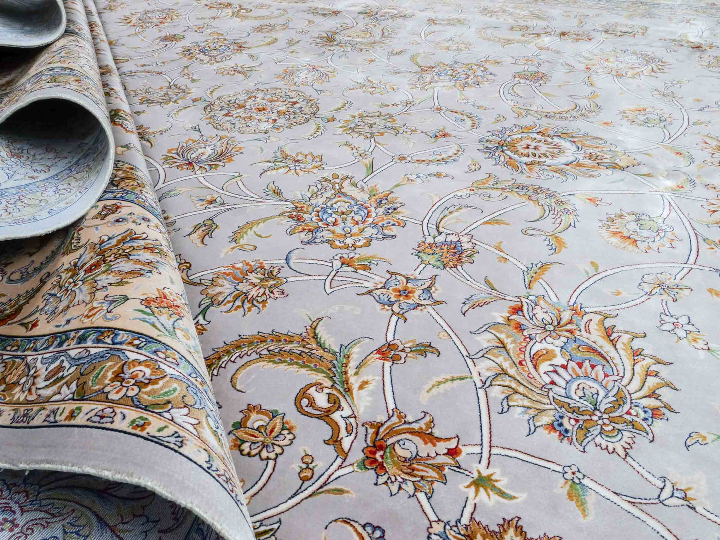 Ghom Maschinenteppich "Afridun" 300 x 200 cm aus pflanzlicher Seide (Viskose) mit Allover-Design, Silber-Grau. Teppichnummer: V2SV600H. Persian Luxury Collection by Khademi. Made in Iran / Persia – Vertrieb durch JUPITER Intl.