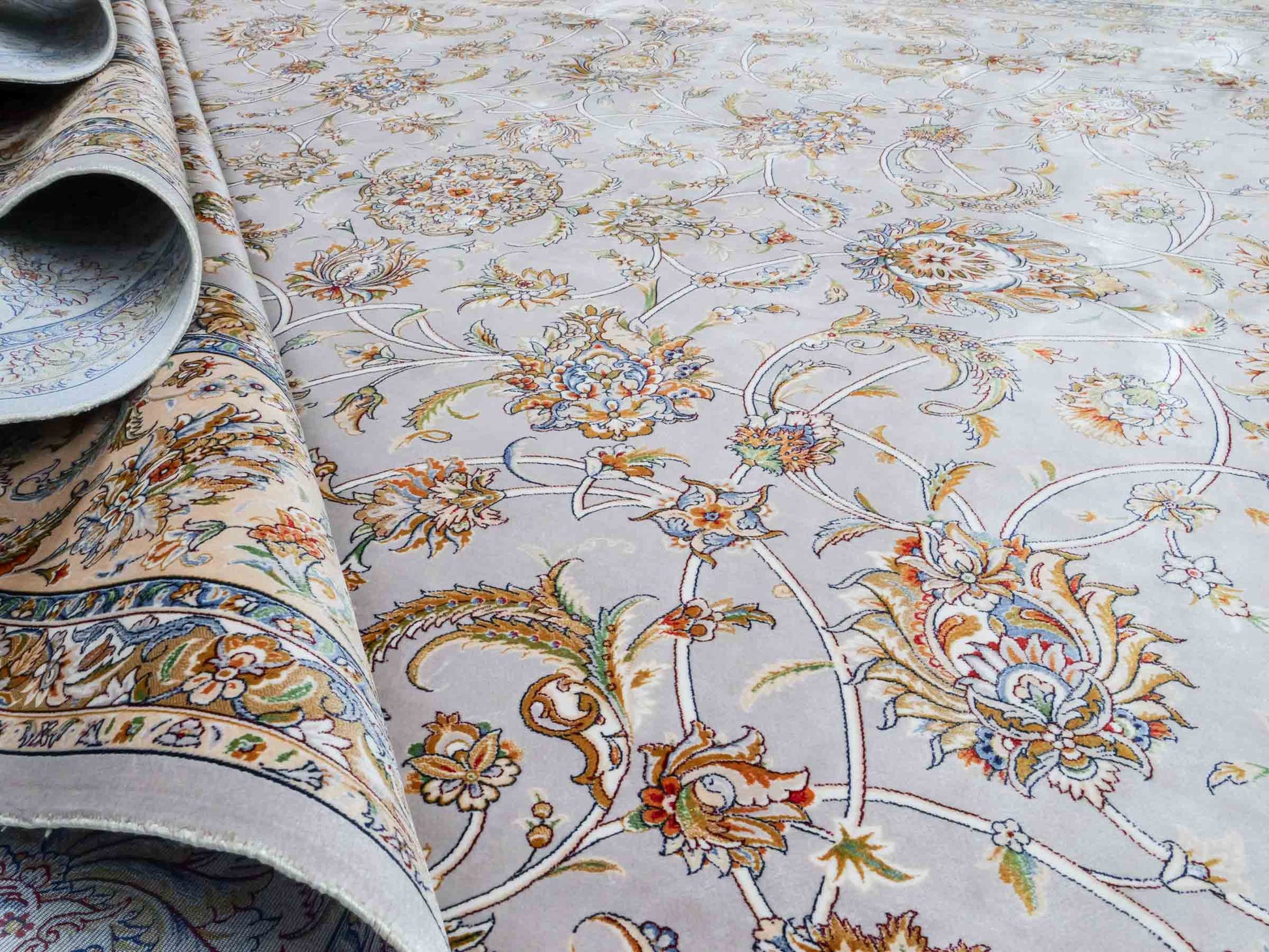 Ghom Maschinenteppich "Afridun" 300 x 200 cm aus pflanzlicher Seide (Viskose) mit Allover-Design, Silber-Grau. Teppichnummer: V2SV600H. Persian Luxury Collection by Khademi. Made in Iran / Persia – Vertrieb durch JUPITER Intl.