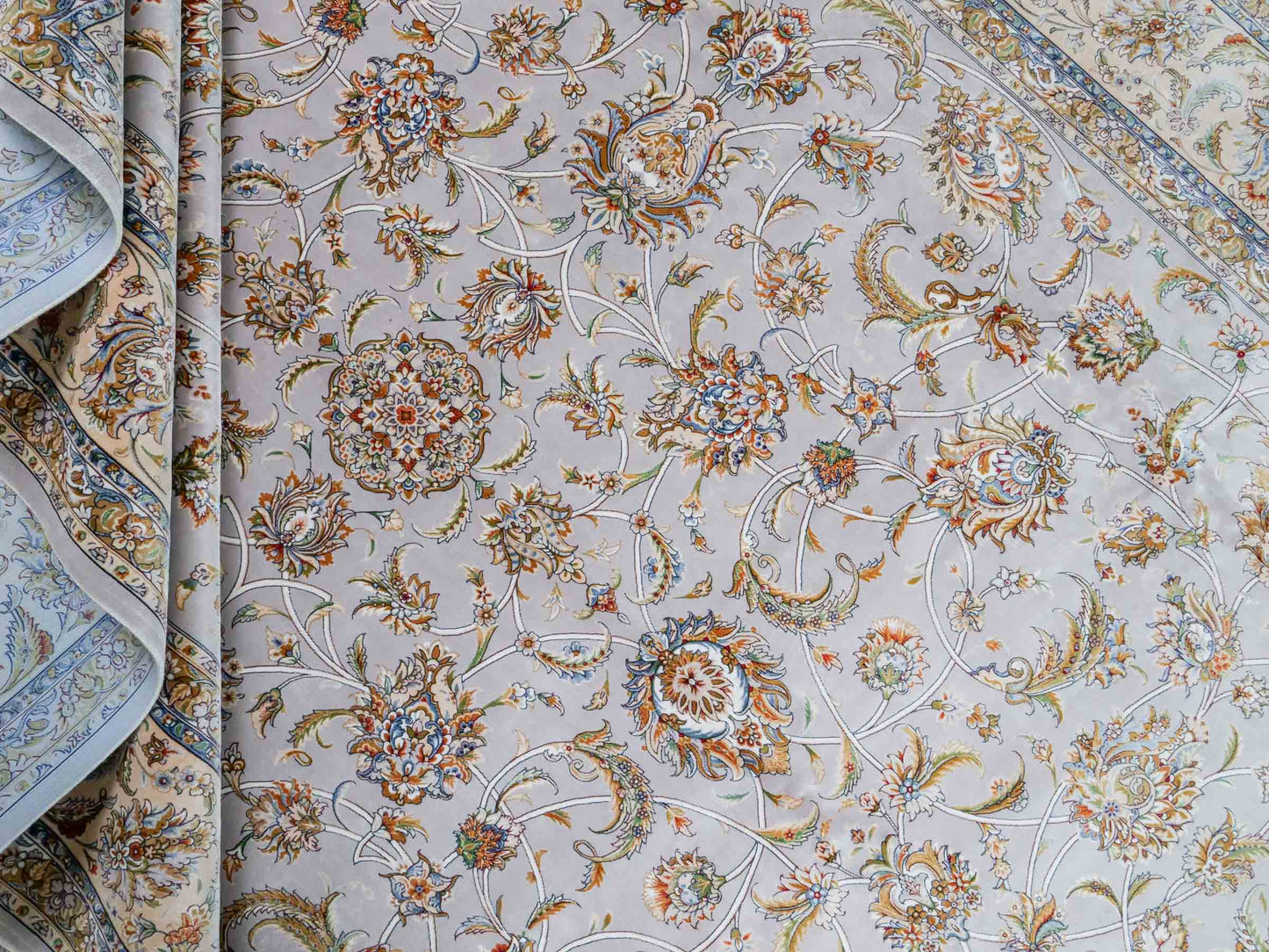 Ghom Maschinenteppich "Afridun" 300 x 200 cm aus pflanzlicher Seide (Viskose) mit Allover-Design, Silber-Grau. Teppichnummer: V2SV600H. Persian Luxury Collection by Khademi. Made in Iran / Persia – Vertrieb durch JUPITER Intl.