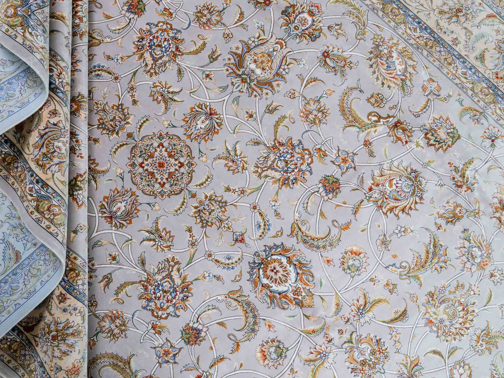 Ghom Maschinenteppich "Afridun" 300 x 200 cm aus pflanzlicher Seide (Viskose) mit Allover-Design, Silber-Grau. Teppichnummer: V2SV600H. Persian Luxury Collection by Khademi. Made in Iran / Persia – Vertrieb durch JUPITER Intl.