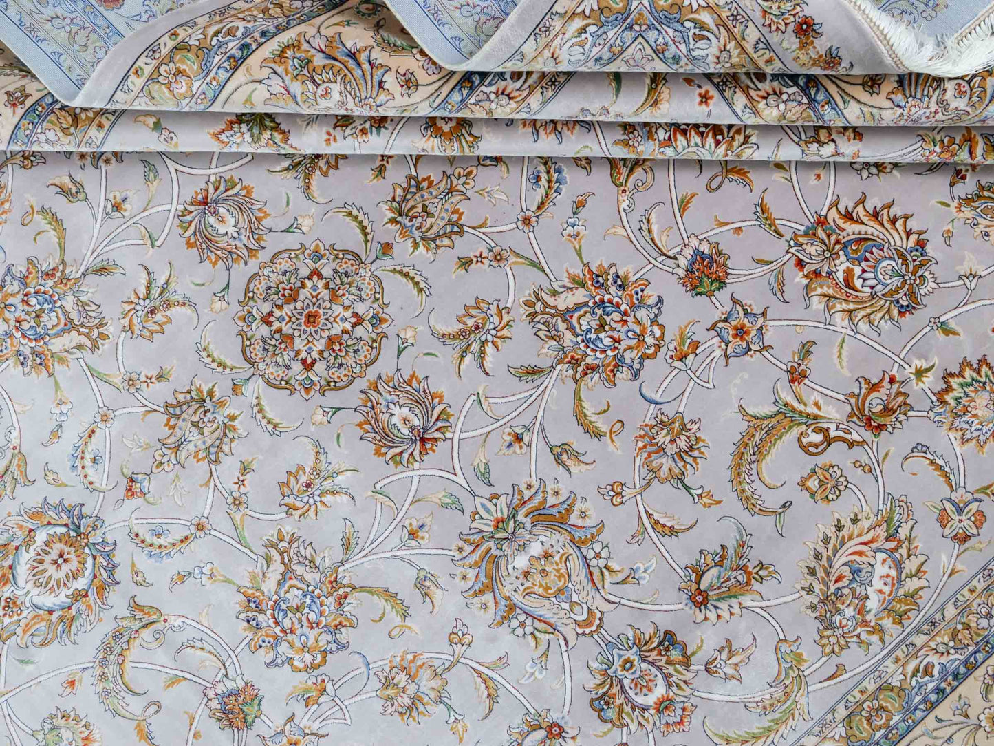 Ghom Maschinenteppich "Afridun" 300 x 200 cm aus pflanzlicher Seide (Viskose) mit Allover-Design, Silber-Grau. Teppichnummer: V2SV600H. Persian Luxury Collection by Khademi. Made in Iran / Persia – Vertrieb durch JUPITER Intl.
