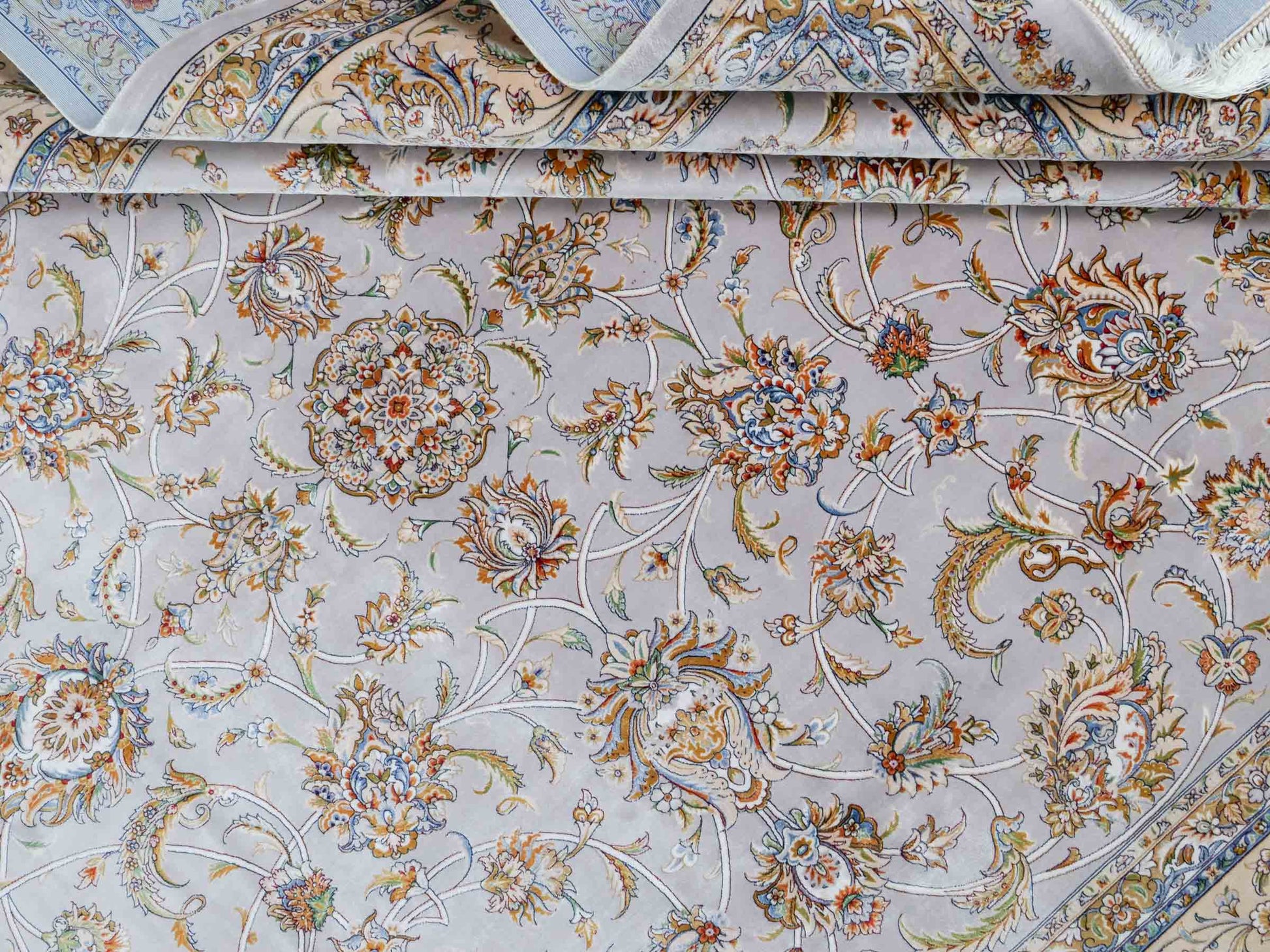 Ghom Maschinenteppich "Afridun" 300 x 200 cm aus pflanzlicher Seide (Viskose) mit Allover-Design, Silber-Grau. Teppichnummer: V2SV600H. Persian Luxury Collection by Khademi. Made in Iran / Persia – Vertrieb durch JUPITER Intl.