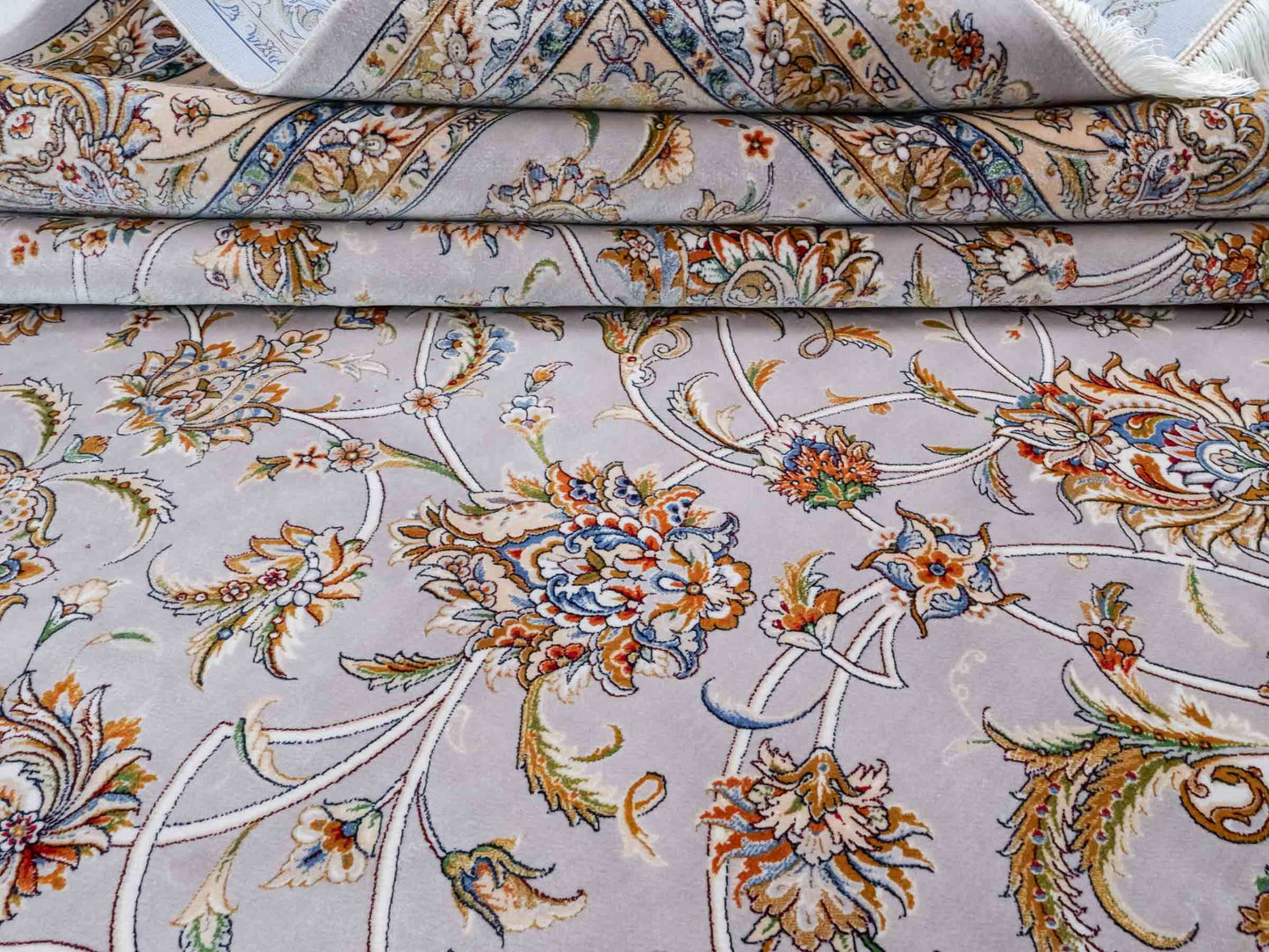 Ghom Maschinenteppich "Afridun" 300 x 200 cm aus pflanzlicher Seide (Viskose) mit Allover-Design, Silber-Grau. Teppichnummer: V2SV600H. Persian Luxury Collection by Khademi. Made in Iran / Persia – Vertrieb durch JUPITER Intl.