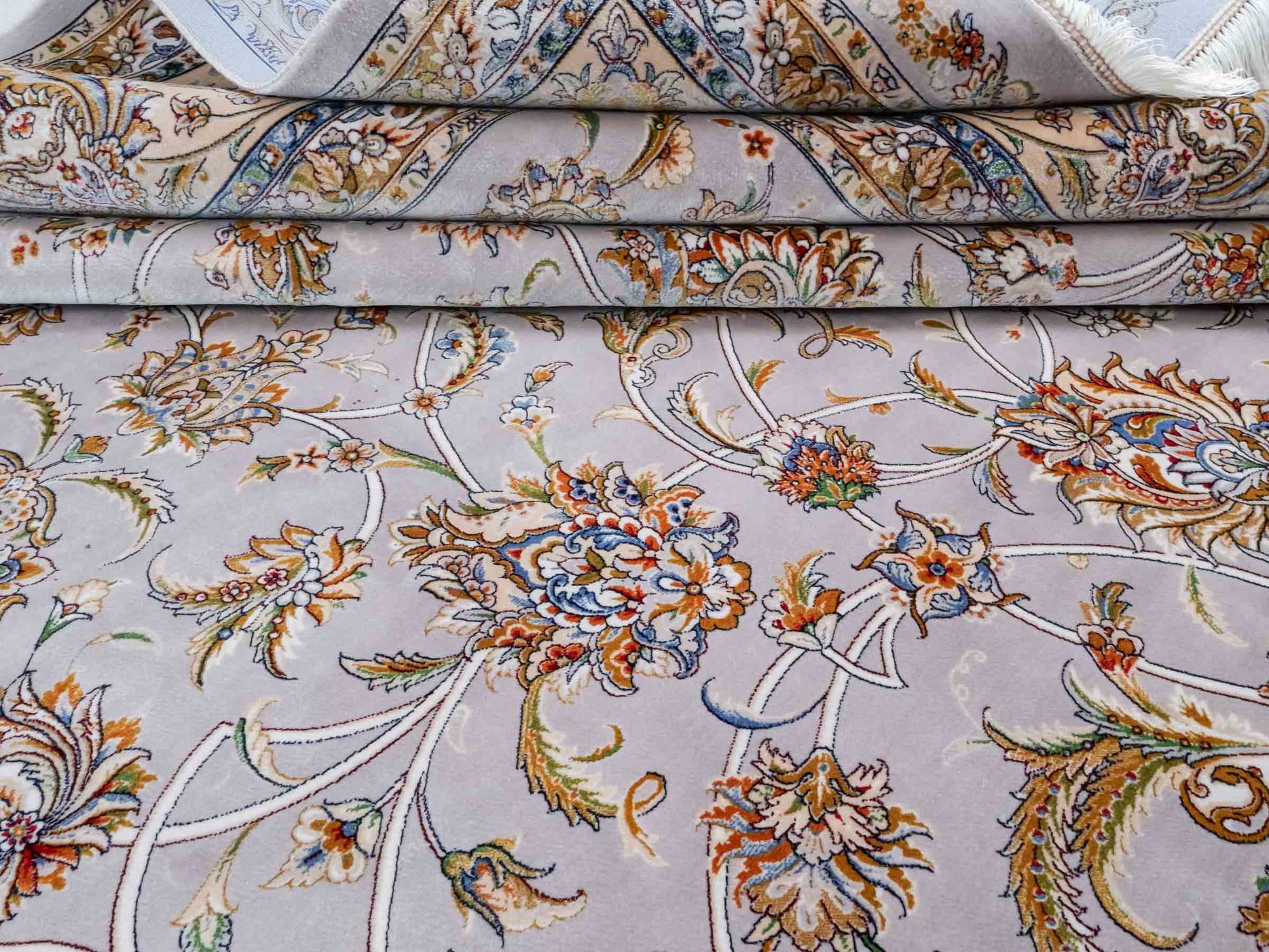 Ghom Maschinenteppich "Afridun" 300 x 200 cm aus pflanzlicher Seide (Viskose) mit Allover-Design, Silber-Grau. Teppichnummer: V2SV600H. Persian Luxury Collection by Khademi. Made in Iran / Persia – Vertrieb durch JUPITER Intl.