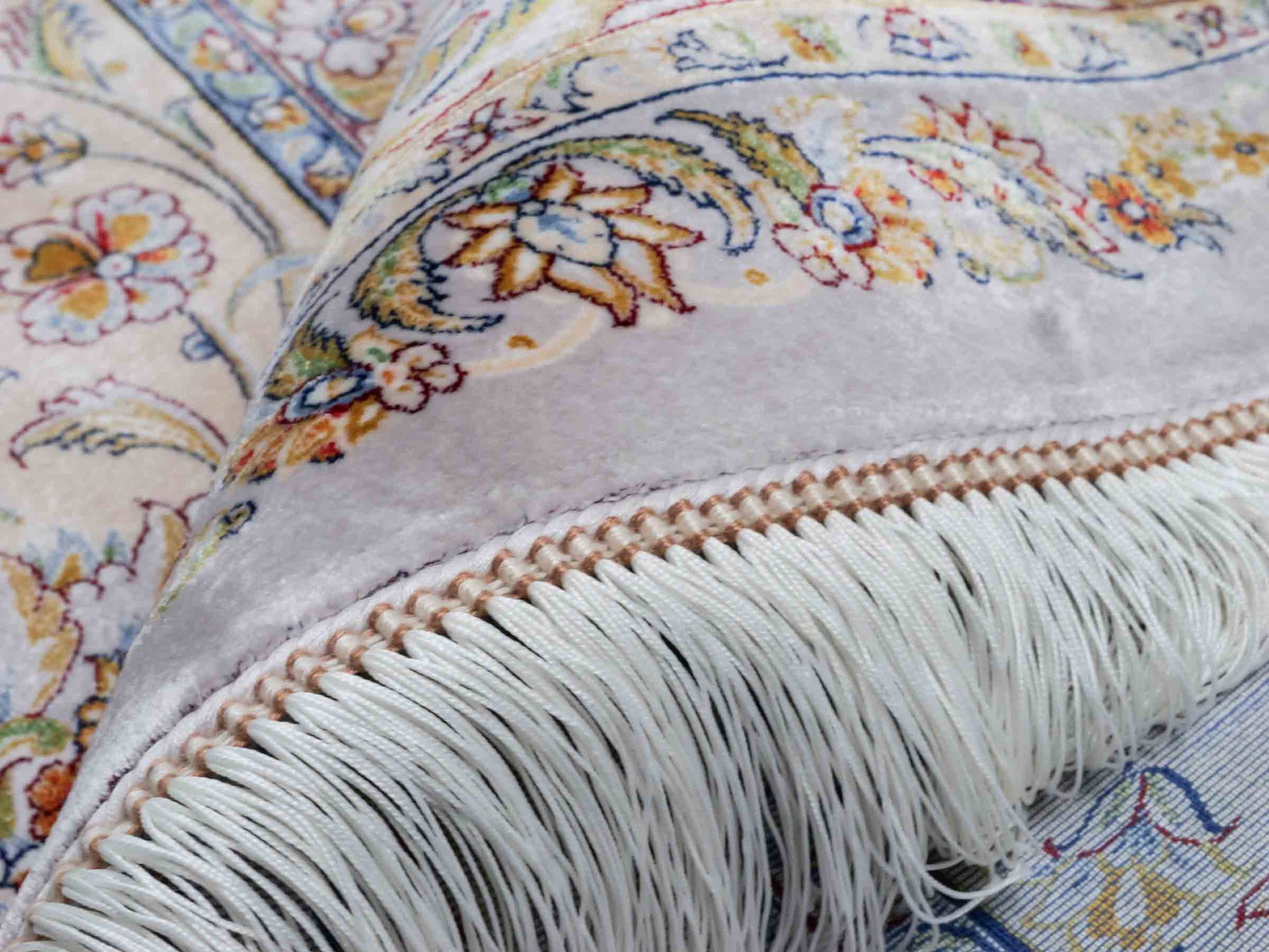 Ghom Maschinenteppich "Afridun" 300 x 200 cm aus pflanzlicher Seide (Viskose) mit Allover-Design, Silber-Grau. Teppichnummer: V2SV600H. Persian Luxury Collection by Khademi. Made in Iran / Persia – Vertrieb durch JUPITER Intl.
