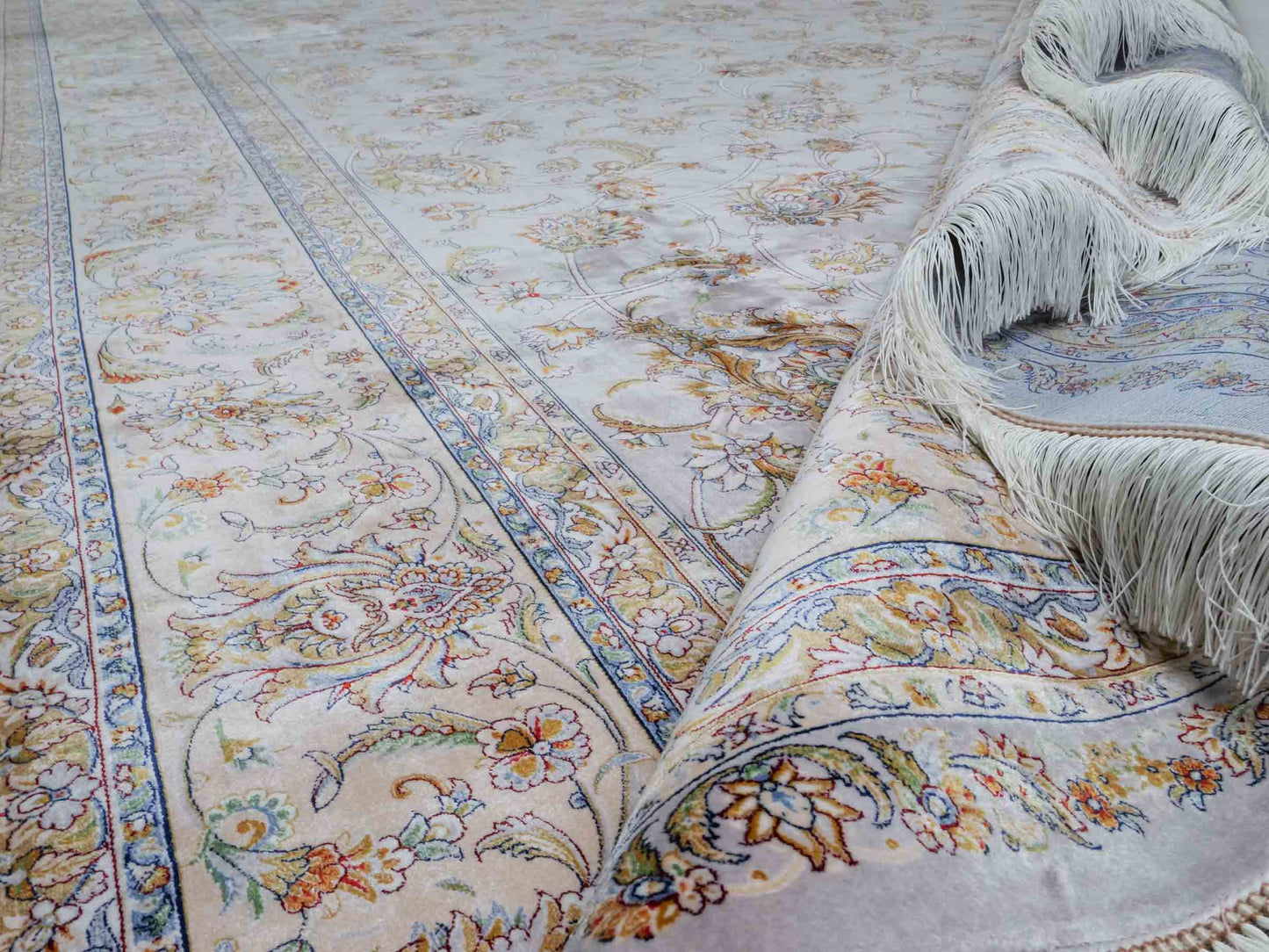 Ghom Maschinenteppich "Afridun" 300 x 200 cm aus pflanzlicher Seide (Viskose) mit Allover-Design, Silber-Grau. Teppichnummer: V2SV600H. Persian Luxury Collection by Khademi. Made in Iran / Persia – Vertrieb durch JUPITER Intl.