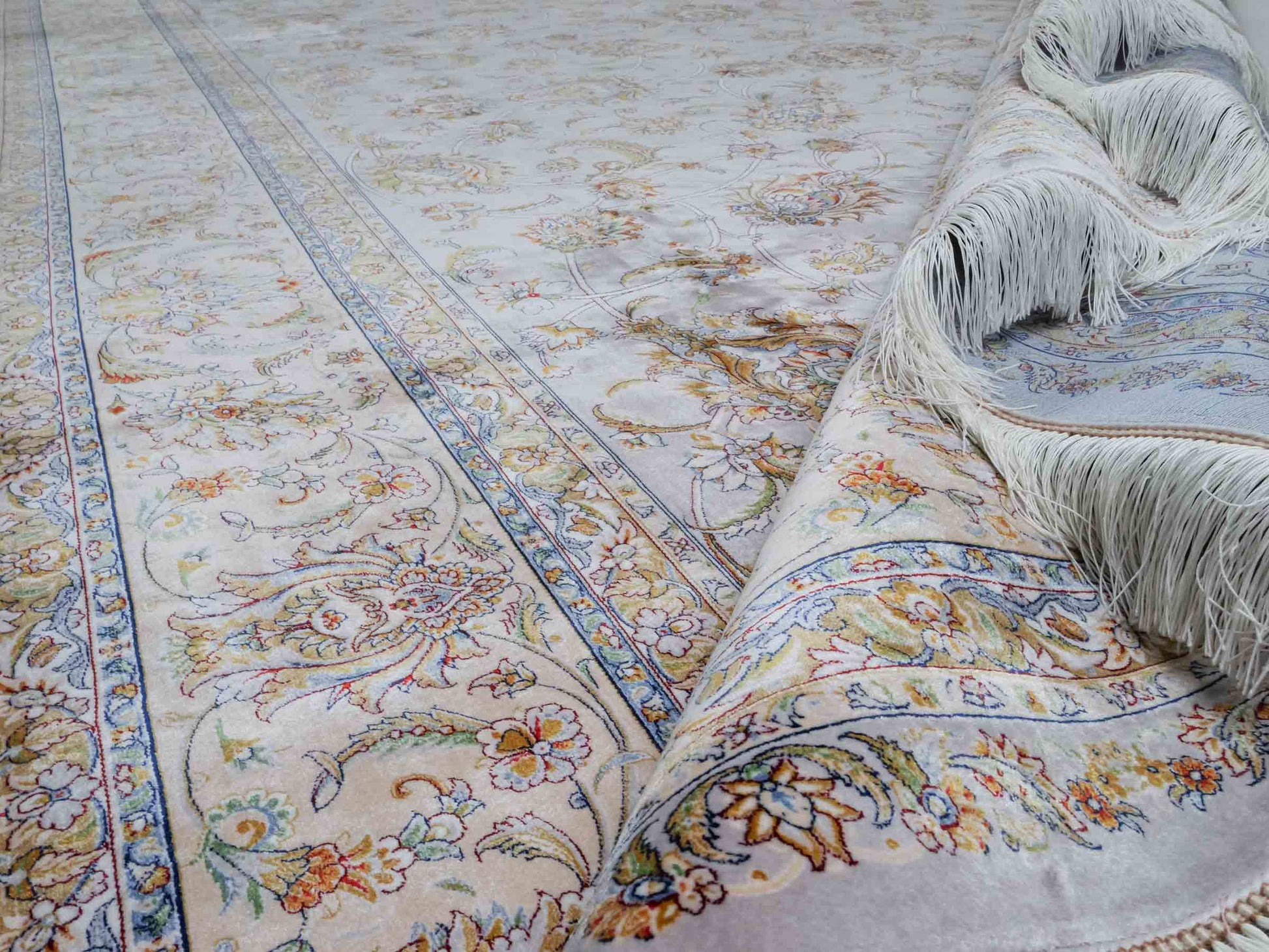 Ghom Maschinenteppich "Afridun" 300 x 200 cm aus pflanzlicher Seide (Viskose) mit Allover-Design, Silber-Grau. Teppichnummer: V2SV600H. Persian Luxury Collection by Khademi. Made in Iran / Persia – Vertrieb durch JUPITER Intl.