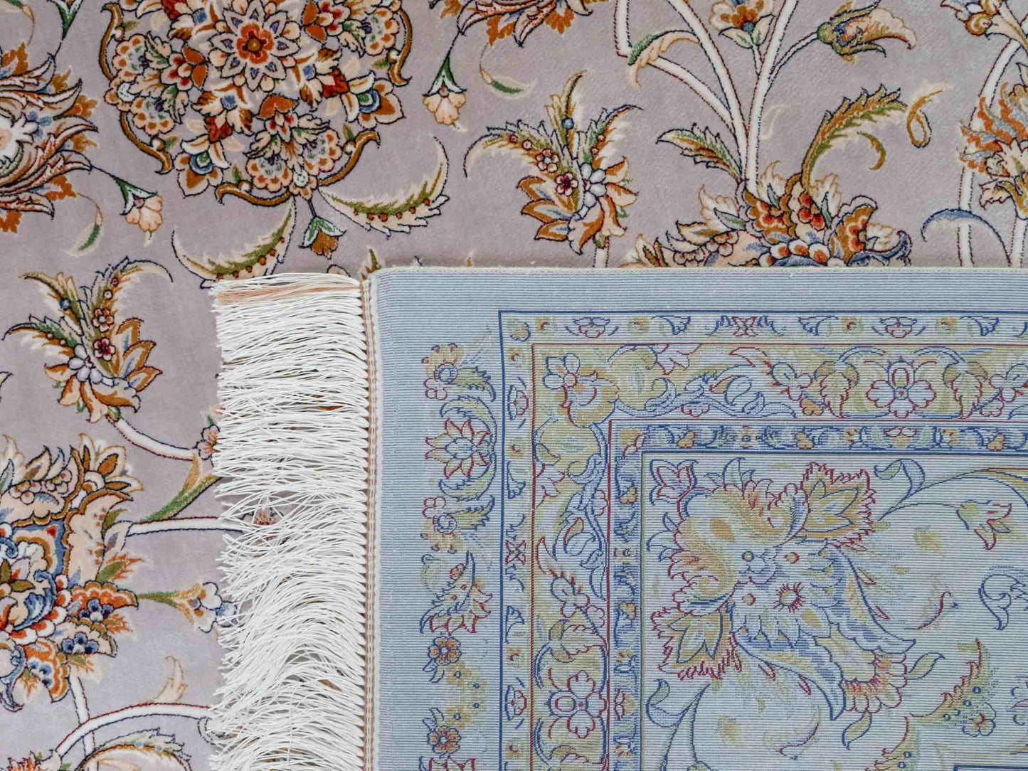 Ghom Maschinenteppich "Afridun" 300 x 200 cm aus pflanzlicher Seide (Viskose) mit Allover-Design, Silber-Grau. Teppichnummer: V2SV600H. Persian Luxury Collection by Khademi. Made in Iran / Persia – Vertrieb durch JUPITER Intl.