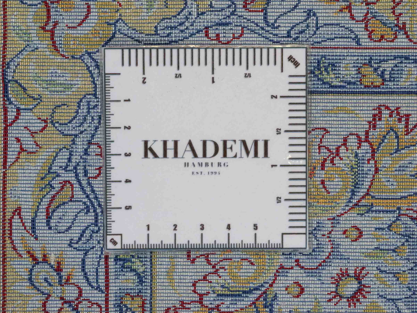 Ghom Maschinenteppich "Afridun" 300 x 200 cm aus pflanzlicher Seide (Viskose) mit Allover-Design, Silber-Grau. Teppichnummer: V2SV600H. Persian Luxury Collection by Khademi. Made in Iran / Persia – Vertrieb durch JUPITER Intl.