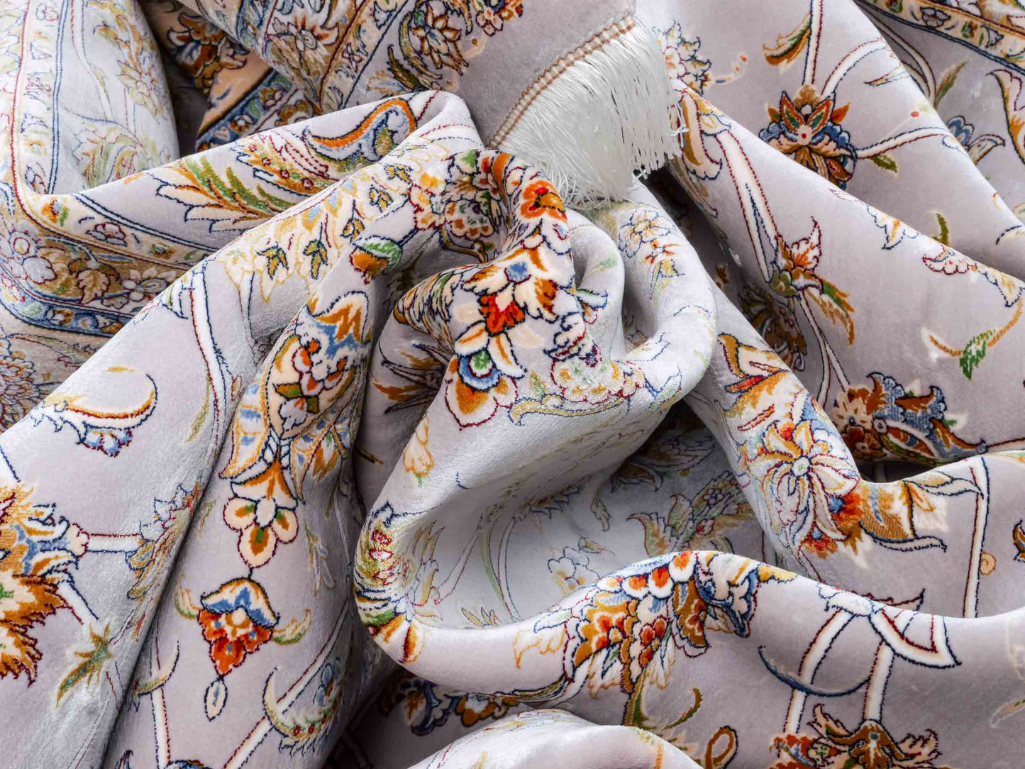 Ghom Maschinenteppich "Afridun" 300 x 200 cm aus pflanzlicher Seide (Viskose) mit Allover-Design, Silber-Grau. Teppichnummer: V2SV600H. Persian Luxury Collection by Khademi. Made in Iran / Persia – Vertrieb durch JUPITER Intl.
