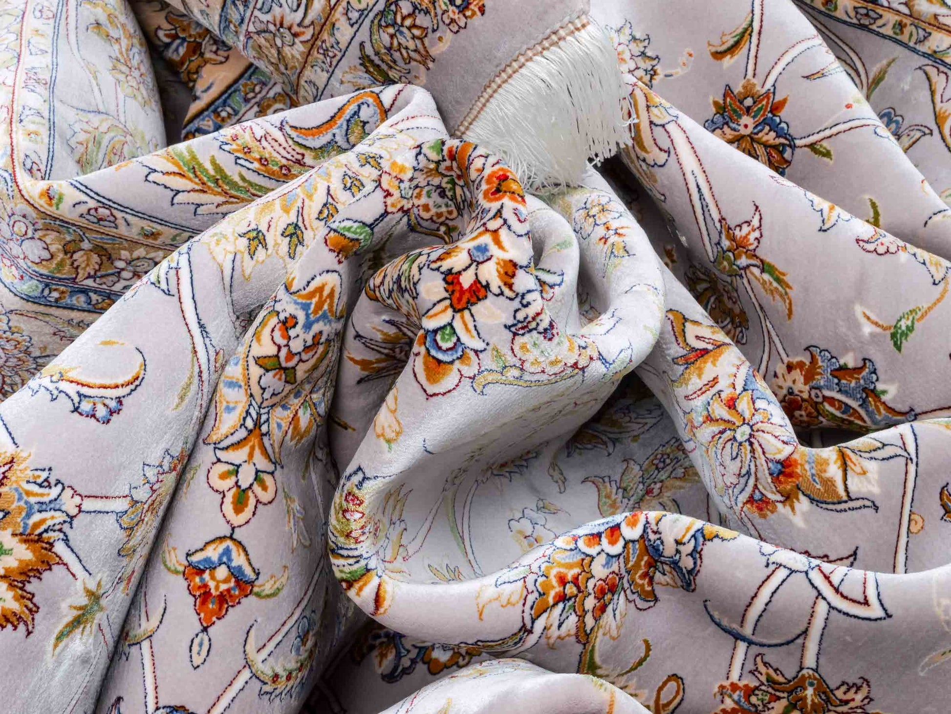 Ghom Maschinenteppich "Afridun" 300 x 200 cm aus pflanzlicher Seide (Viskose) mit Allover-Design, Silber-Grau. Teppichnummer: V2SV600H. Persian Luxury Collection by Khademi. Made in Iran / Persia – Vertrieb durch JUPITER Intl.