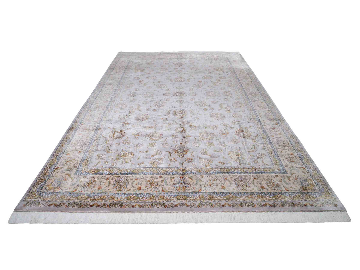 Ghom Maschinenteppich "Afridun" 300 x 200 cm aus pflanzlicher Seide (Viskose) mit Allover-Design, Silber-Grau. Teppichnummer: V2SV600H. Persian Luxury Collection by Khademi. Made in Iran / Persia – Vertrieb durch JUPITER Intl.
