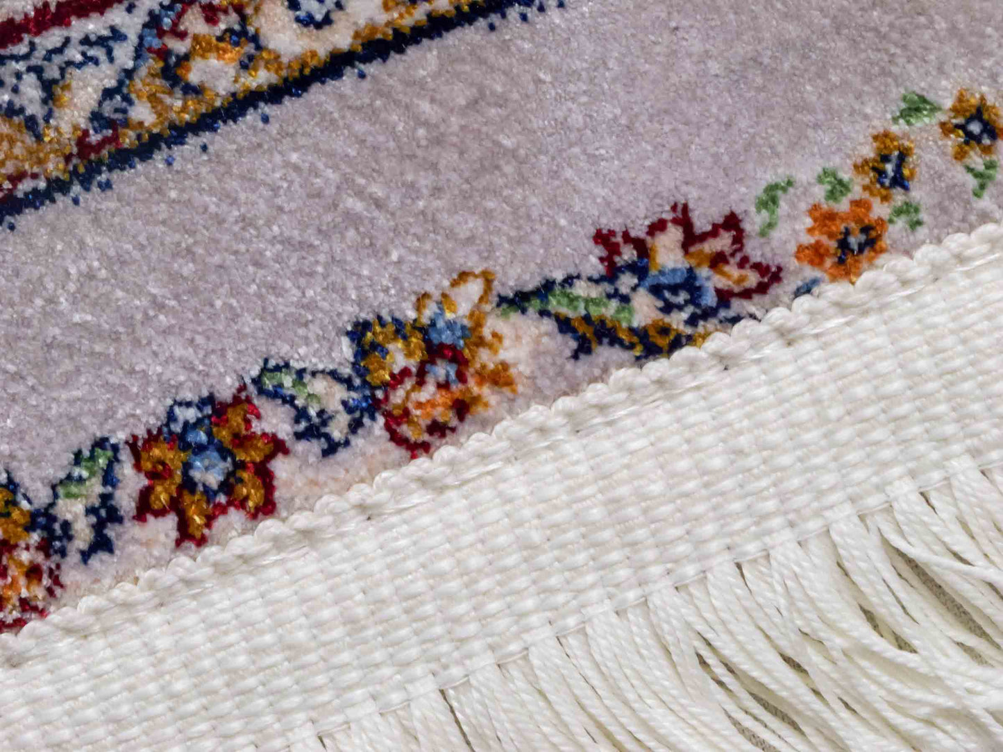Ghom Maschinenteppich "Afridun" 90 x 60 cm aus pflanzlicher Seide (Viskose) mit Allover-Design, Silber-Grau. Teppichnummer: V2SV054M. Persian Luxury Collection by Khademi. Made in Iran / Persia – Vertrieb durch JUPITER Intl.