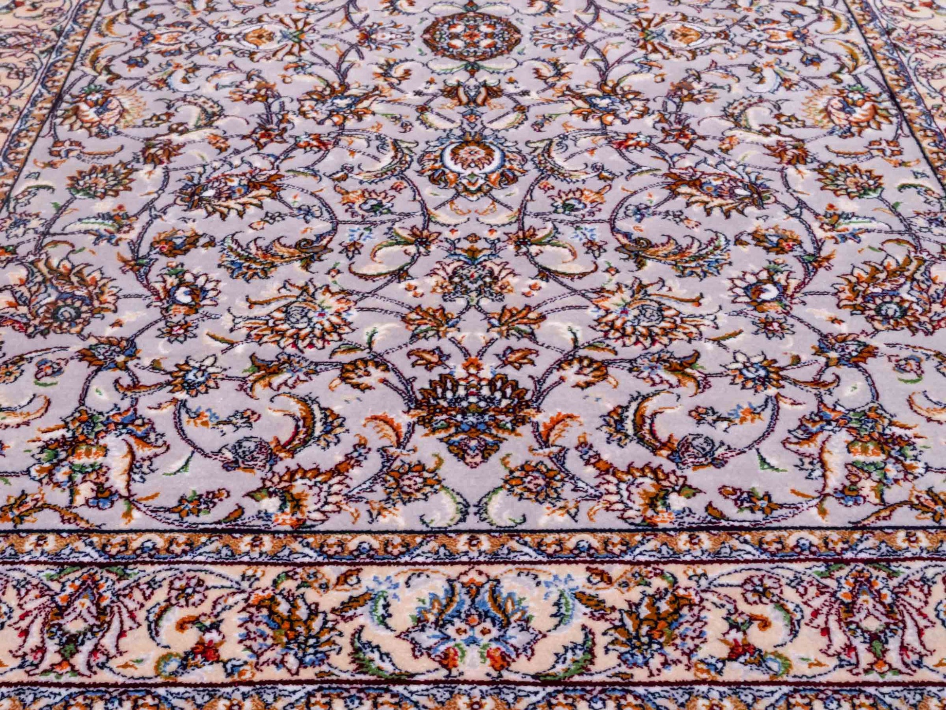 Ghom Maschinenteppich "Afridun" 90 x 60 cm aus pflanzlicher Seide (Viskose) mit Allover-Design, Silber-Grau. Teppichnummer: V2SV054M. Persian Luxury Collection by Khademi. Made in Iran / Persia – Vertrieb durch JUPITER Intl.