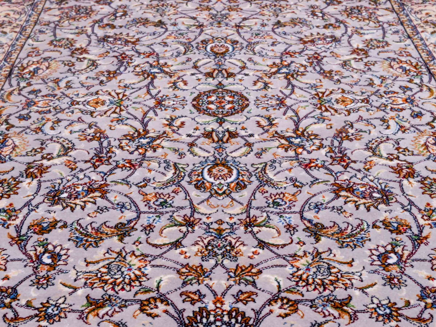 Ghom Maschinenteppich "Afridun" 90 x 60 cm aus pflanzlicher Seide (Viskose) mit Allover-Design, Silber-Grau. Teppichnummer: V2SV054M. Persian Luxury Collection by Khademi. Made in Iran / Persia – Vertrieb durch JUPITER Intl.