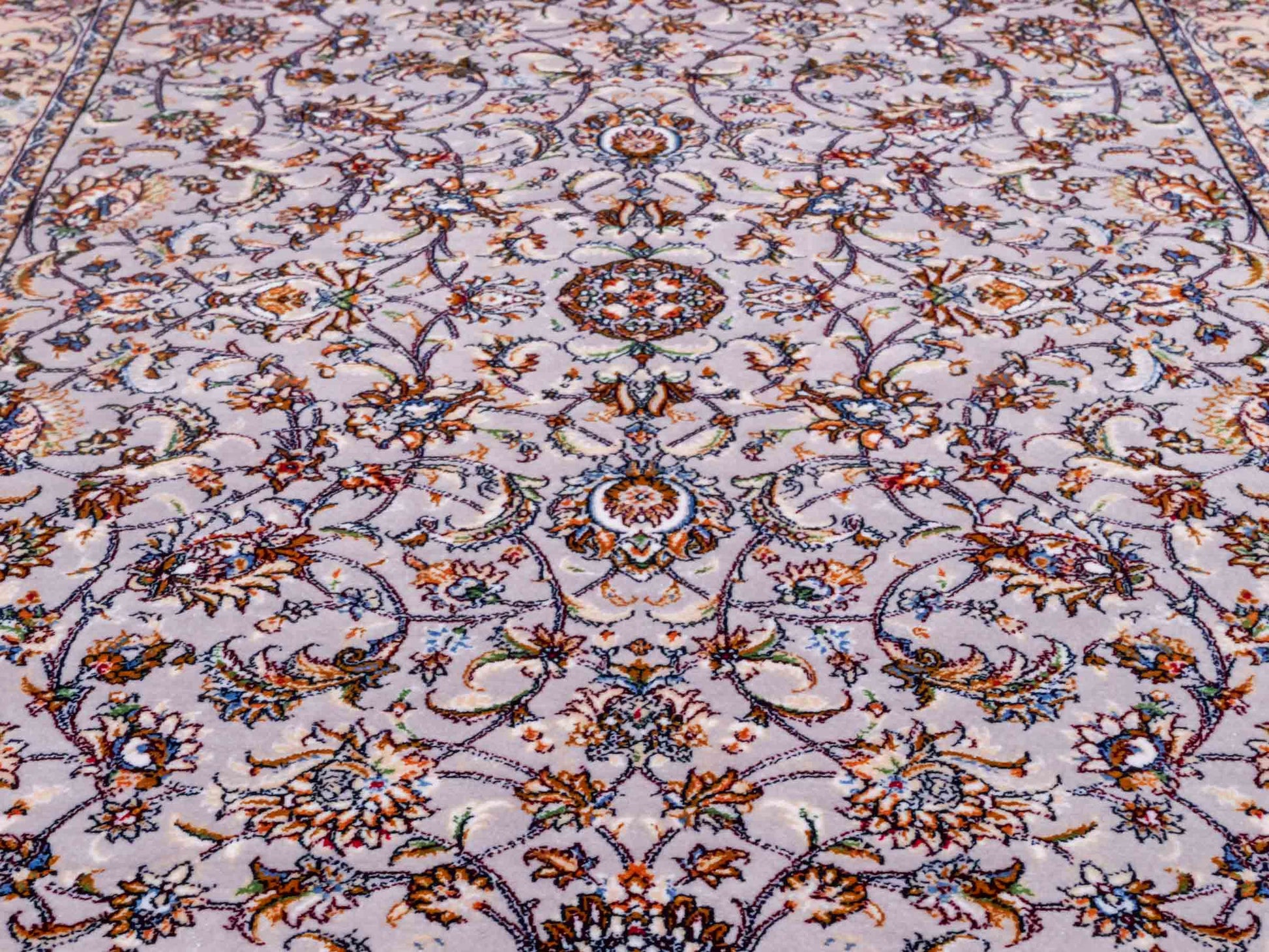 Ghom Maschinenteppich "Afridun" 90 x 60 cm aus pflanzlicher Seide (Viskose) mit Allover-Design, Silber-Grau. Teppichnummer: V2SV054M. Persian Luxury Collection by Khademi. Made in Iran / Persia – Vertrieb durch JUPITER Intl.