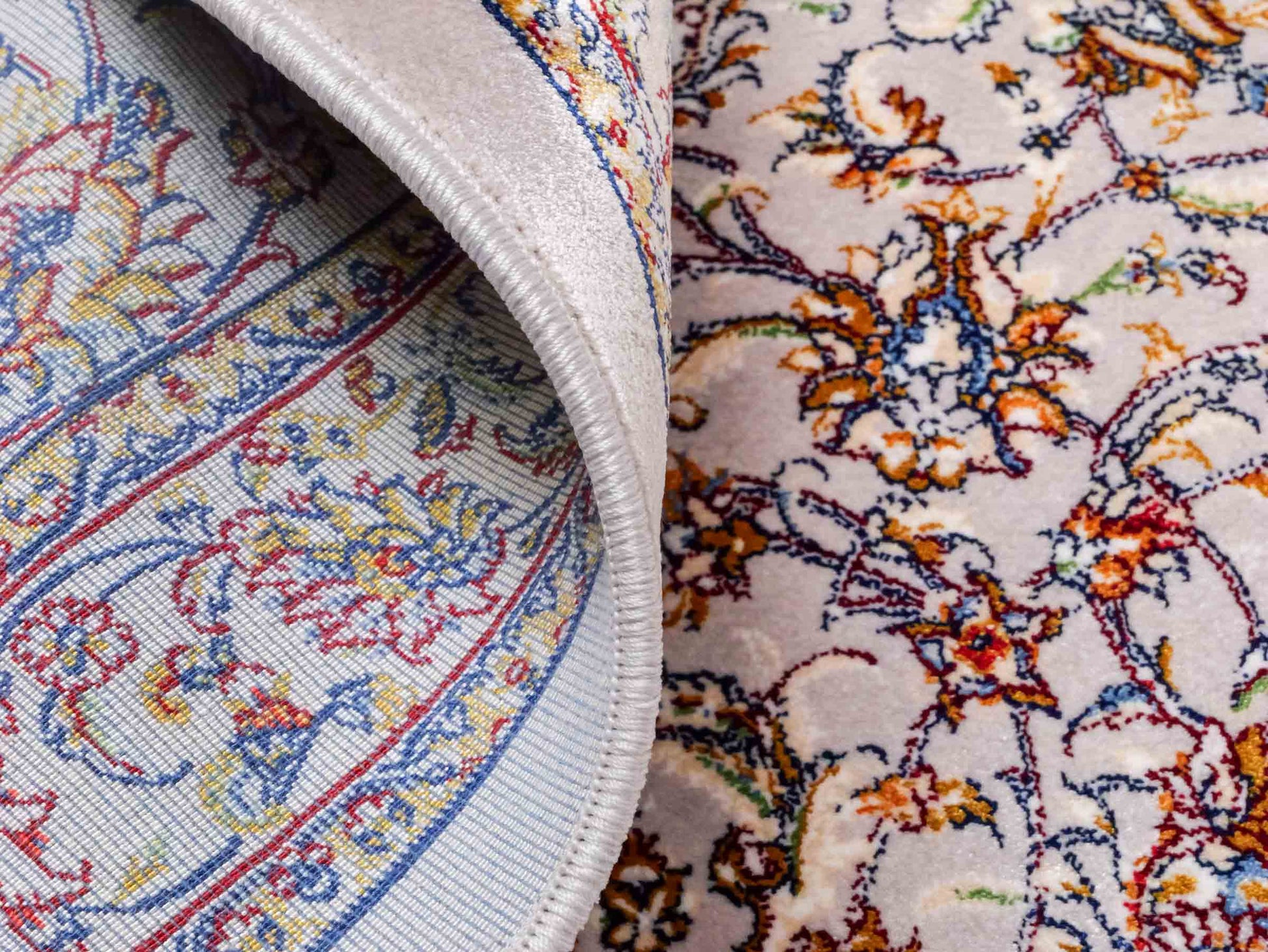 Ghom Maschinenteppich "Afridun" 90 x 60 cm aus pflanzlicher Seide (Viskose) mit Allover-Design, Silber-Grau. Teppichnummer: V2SV054M. Persian Luxury Collection by Khademi. Made in Iran / Persia – Vertrieb durch JUPITER Intl.