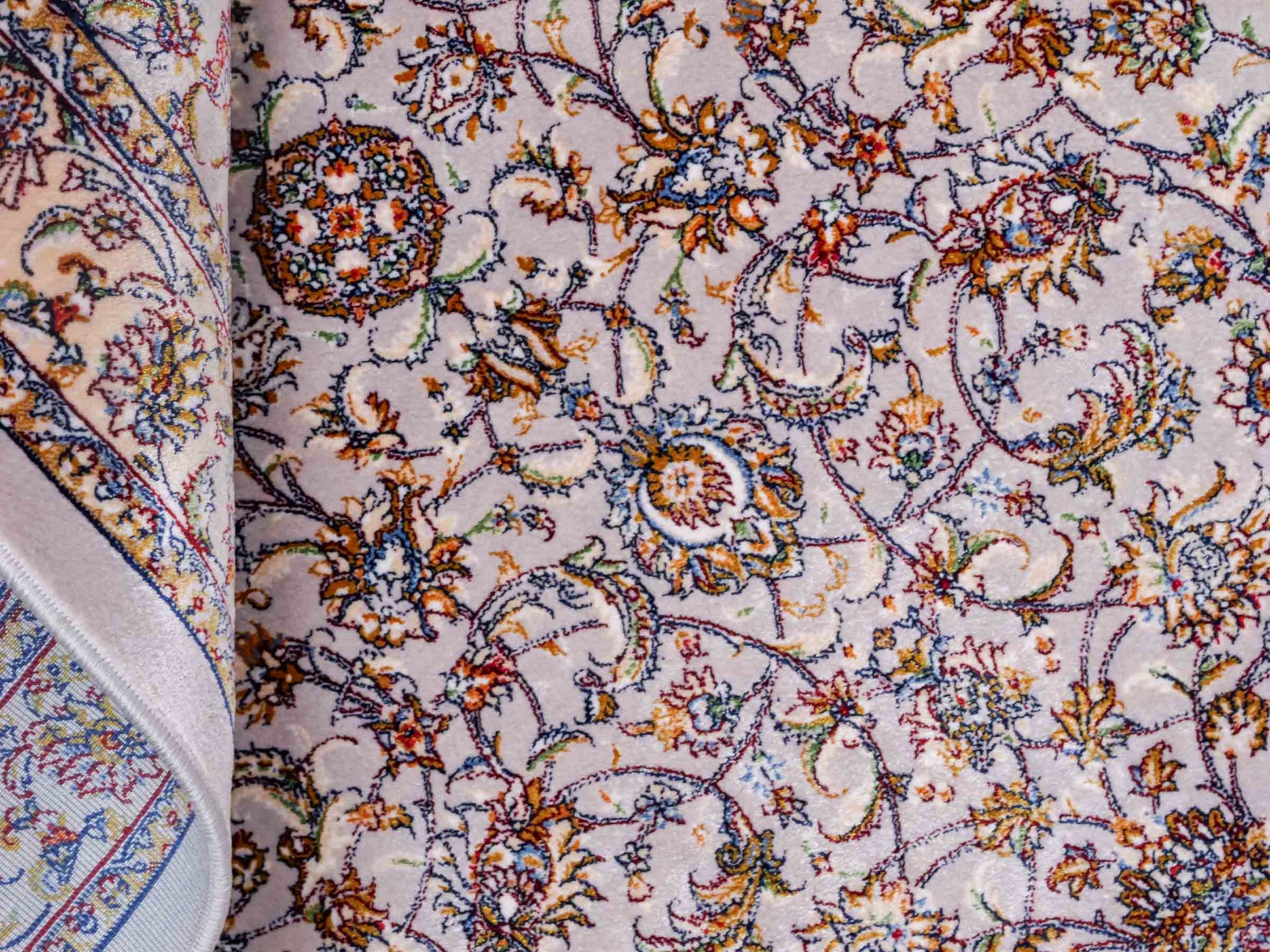 Ghom Maschinenteppich "Afridun" 90 x 60 cm aus pflanzlicher Seide (Viskose) mit Allover-Design, Silber-Grau. Teppichnummer: V2SV054M. Persian Luxury Collection by Khademi. Made in Iran / Persia – Vertrieb durch JUPITER Intl.