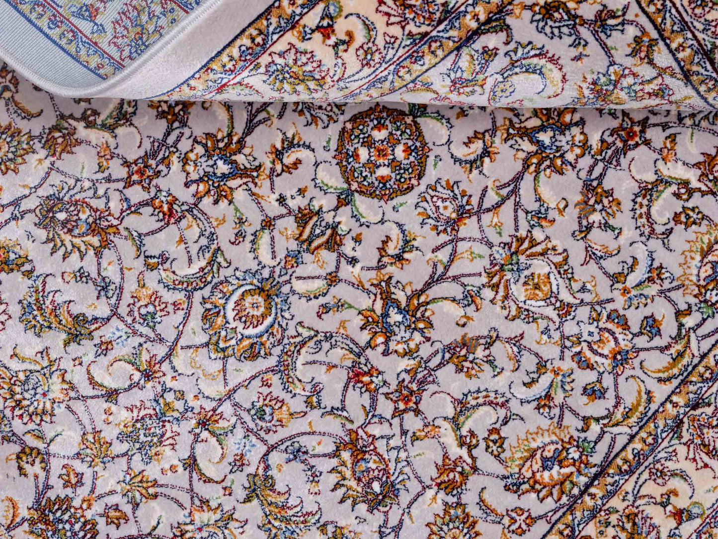 Ghom Maschinenteppich "Afridun" 90 x 60 cm aus pflanzlicher Seide (Viskose) mit Allover-Design, Silber-Grau. Teppichnummer: V2SV054M. Persian Luxury Collection by Khademi. Made in Iran / Persia – Vertrieb durch JUPITER Intl.