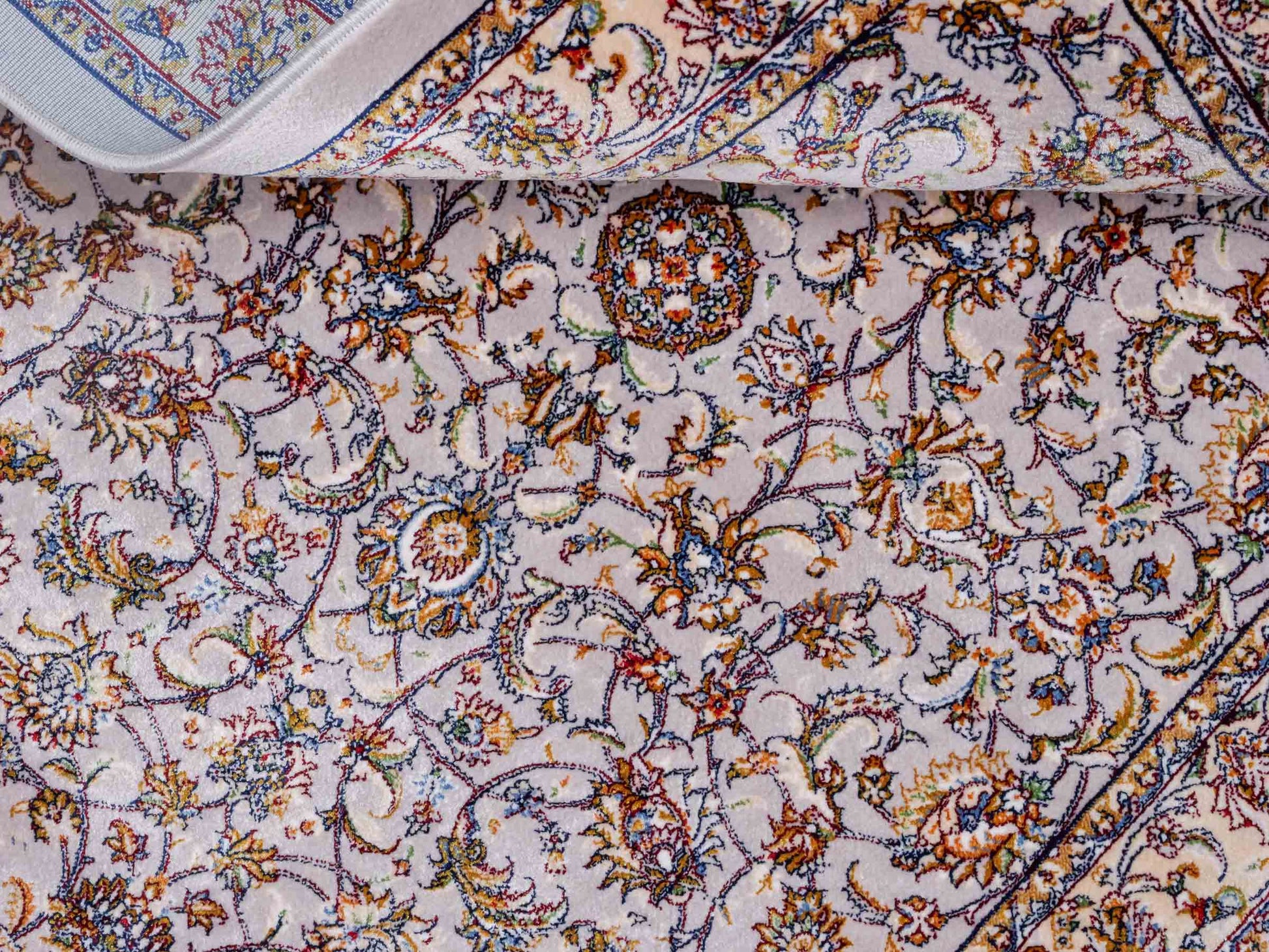Ghom Maschinenteppich "Afridun" 90 x 60 cm aus pflanzlicher Seide (Viskose) mit Allover-Design, Silber-Grau. Teppichnummer: V2SV054M. Persian Luxury Collection by Khademi. Made in Iran / Persia – Vertrieb durch JUPITER Intl.