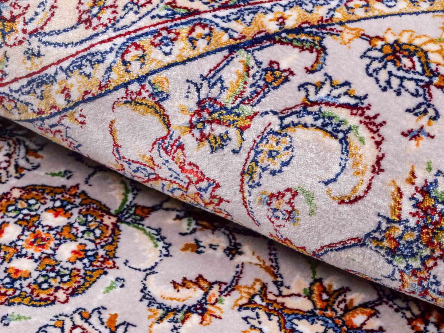 Ghom Maschinenteppich "Afridun" 90 x 60 cm aus pflanzlicher Seide (Viskose) mit Allover-Design, Silber-Grau. Teppichnummer: V2SV054M. Persian Luxury Collection by Khademi. Made in Iran / Persia – Vertrieb durch JUPITER Intl.