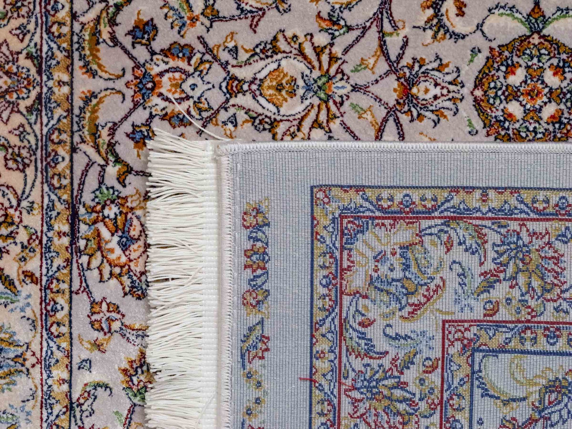 Ghom Maschinenteppich "Afridun" 90 x 60 cm aus pflanzlicher Seide (Viskose) mit Allover-Design, Silber-Grau. Teppichnummer: V2SV054M. Persian Luxury Collection by Khademi. Made in Iran / Persia – Vertrieb durch JUPITER Intl.