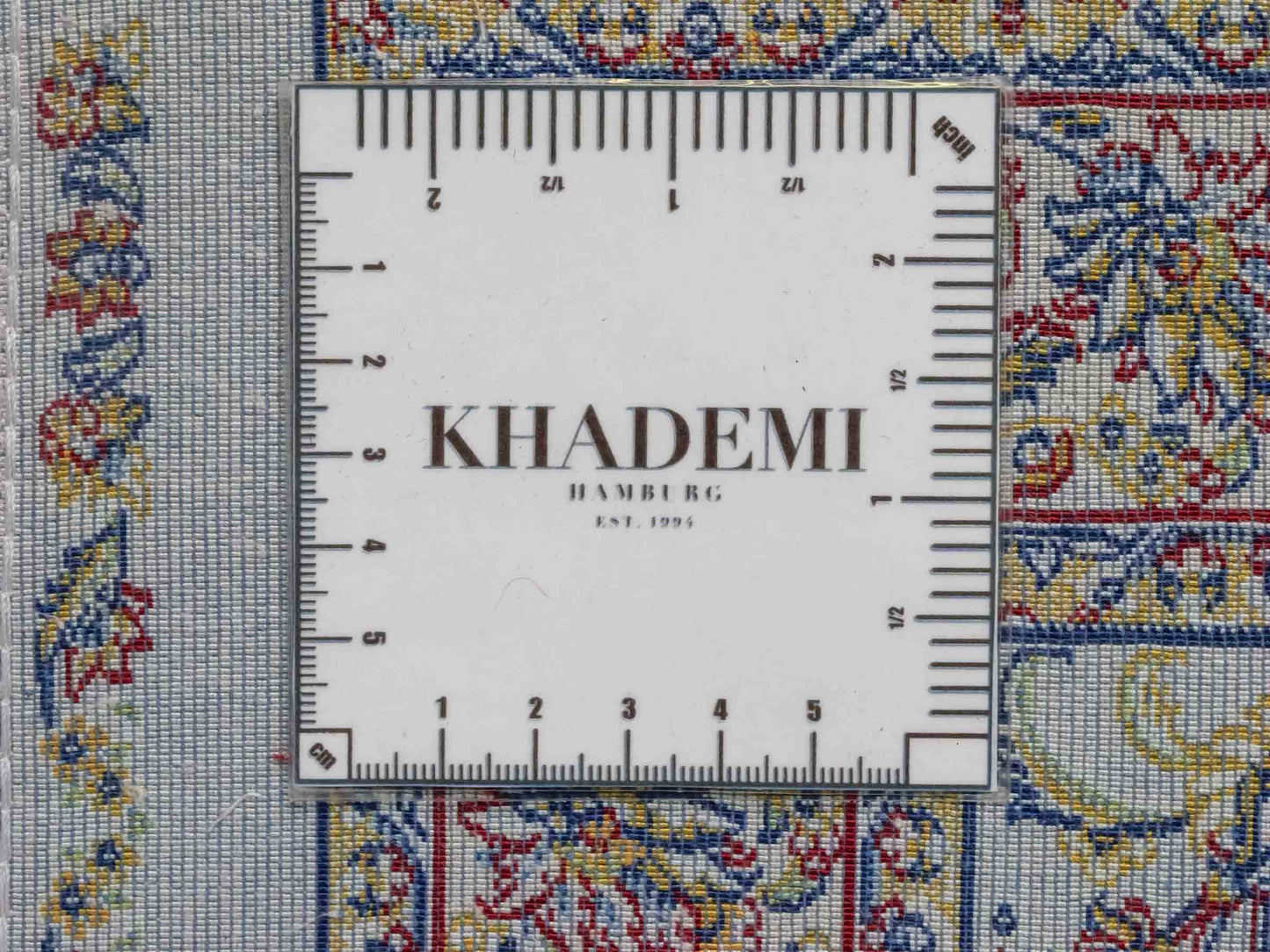 Ghom Maschinenteppich "Afridun" 90 x 60 cm aus pflanzlicher Seide (Viskose) mit Allover-Design, Silber-Grau. Teppichnummer: V2SV054M. Persian Luxury Collection by Khademi. Made in Iran / Persia – Vertrieb durch JUPITER Intl.